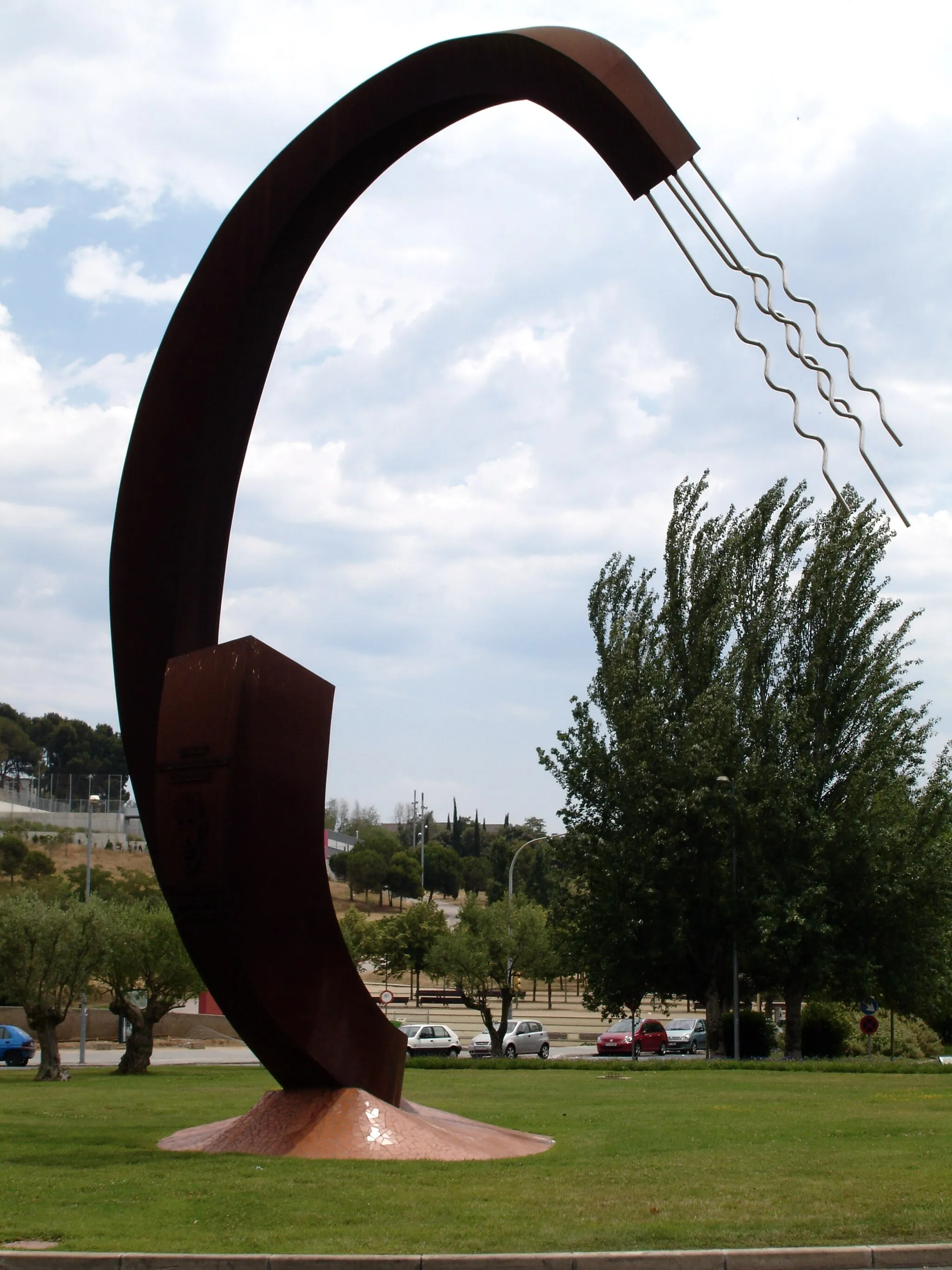 Photo showing: Sculpture on a roundabout in Cerdanyola
