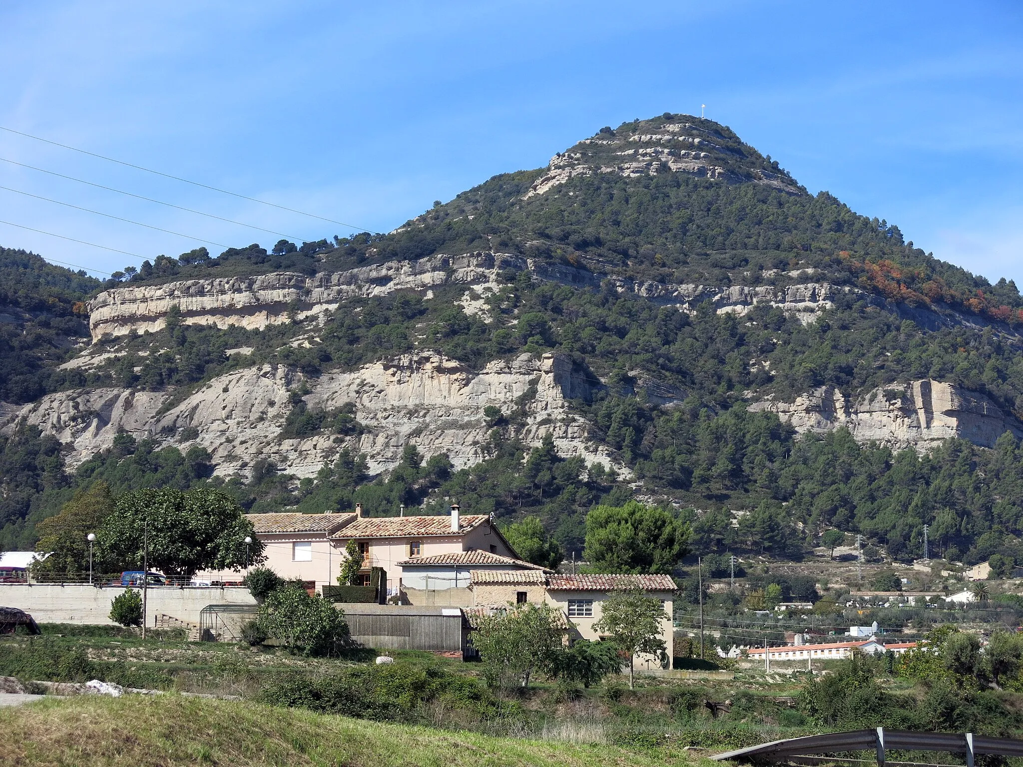 Photo showing: Can Manescal (Centelles), amb el Puigsagordi al fons