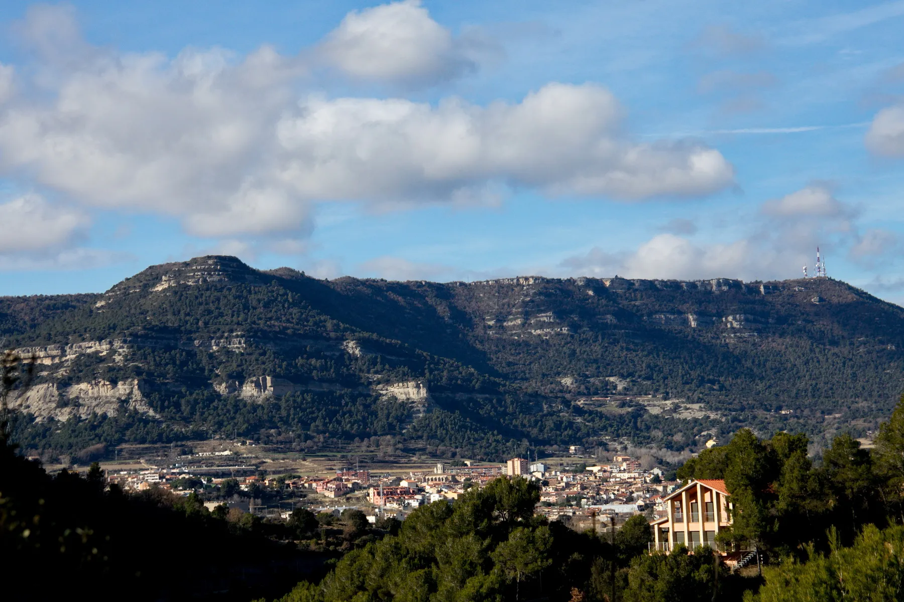 Photo showing: Cim de Puigsagordi, entre Balenyà i Centelles, Osona. Vista des del Castell de Cruilles, Aiguafreda