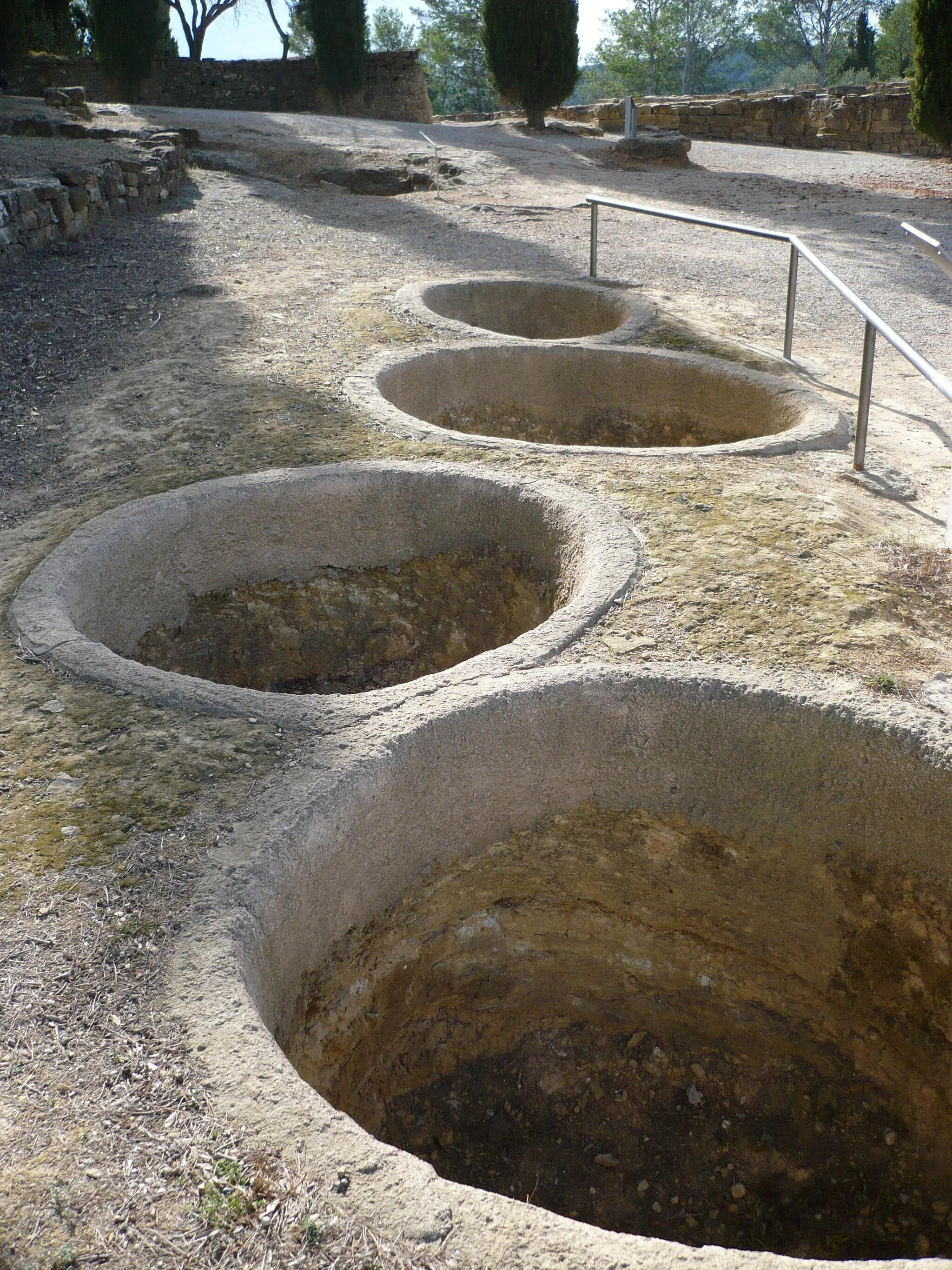 Photo showing: Iberian silos in Ullastret iberian archaelogical site (Baix Empordà, Catalonia)