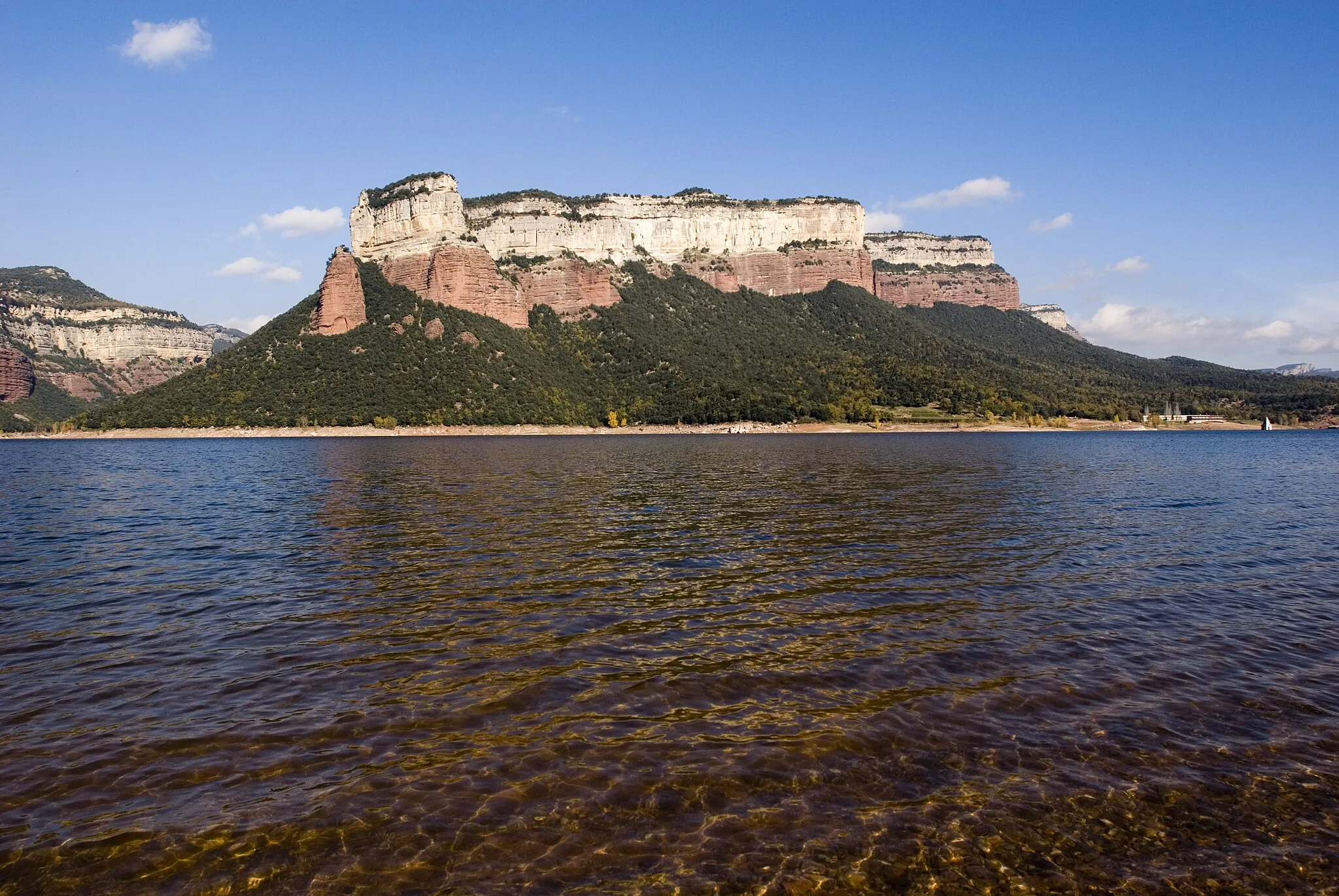 Photo showing: El Puig de la Força i els Cingles de Tavertet emergeixen de les aigües del Pantà de Sau.