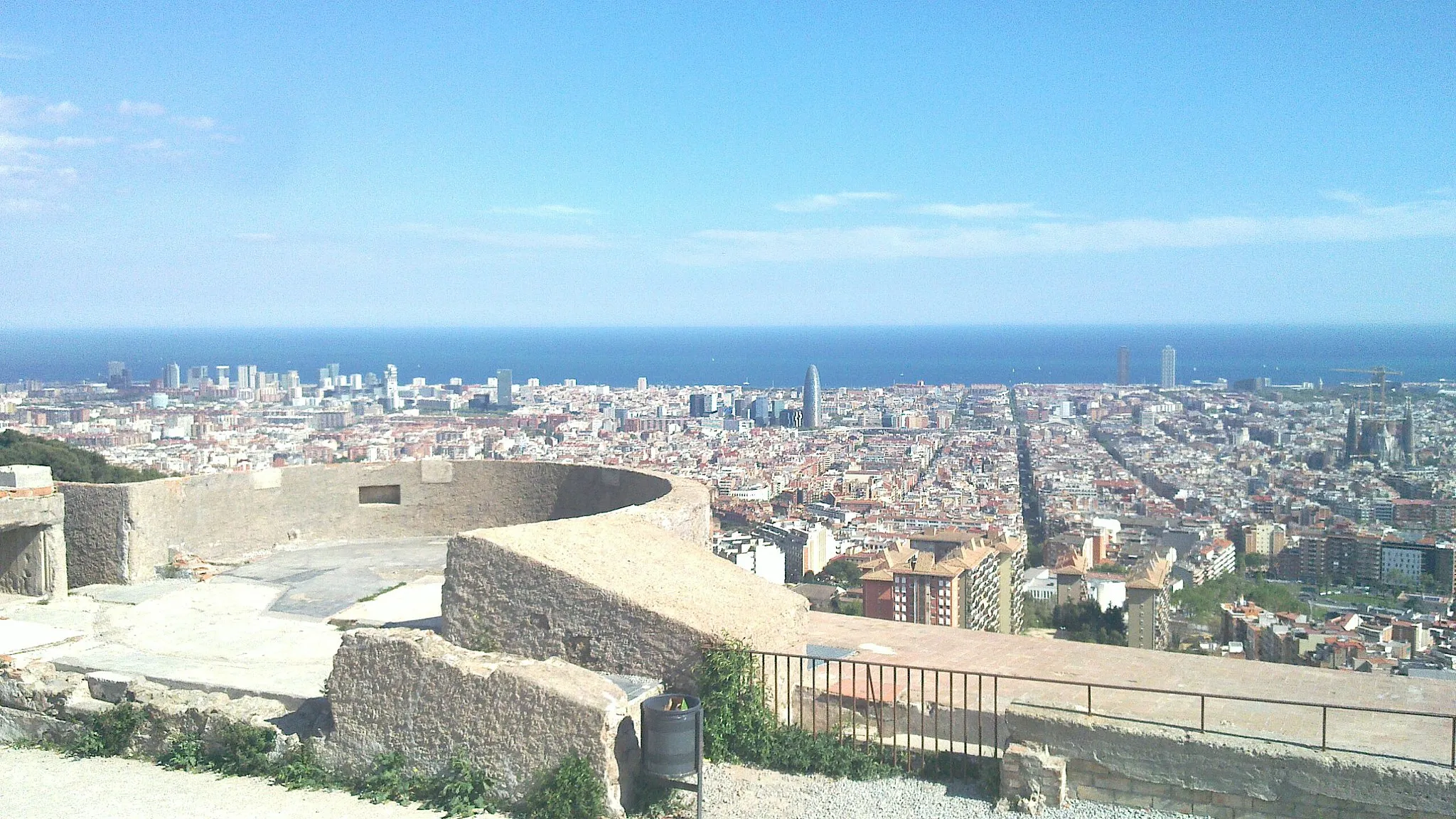 Photo showing: Vista de Barcelona des del Turó de la Rovira - El cim del Turó de la Rovira està coronat per una plataforma d'antiaeris que formaven part de la defensa activa de la ciutat durant la guerra civil.