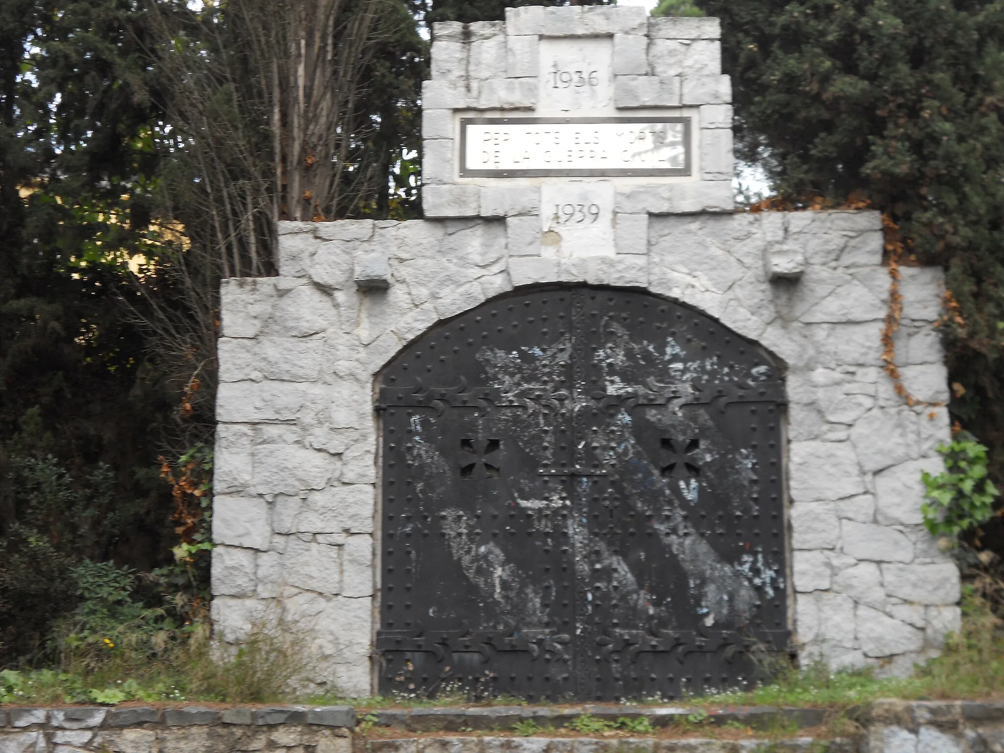 Photo showing: Capella del Monument als Caiguts durant la Guerra Civil espanyola, al coll de Parpers, entre Argentona i la Roca del Vallès.