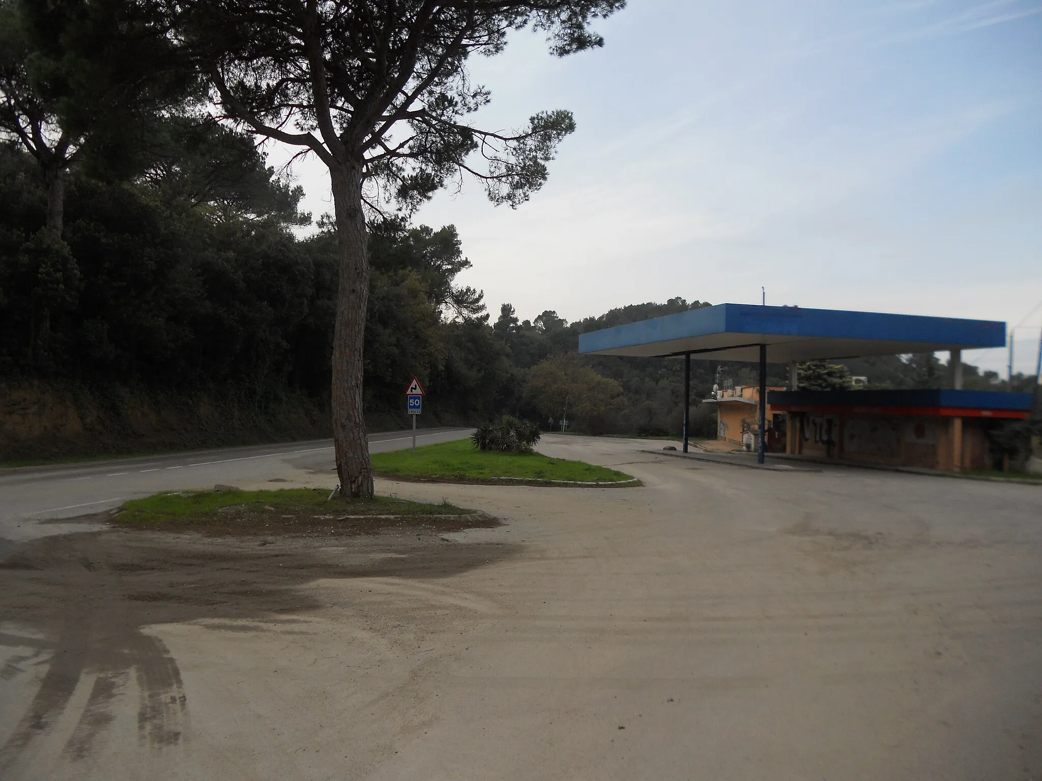 Photo showing: Antiga benzinera de la collada de Parpers, a la carretera de Mataró a la Roca del Vallès (C-1415c). Va ser tancada després de l'obertura del túnel de la C-60.