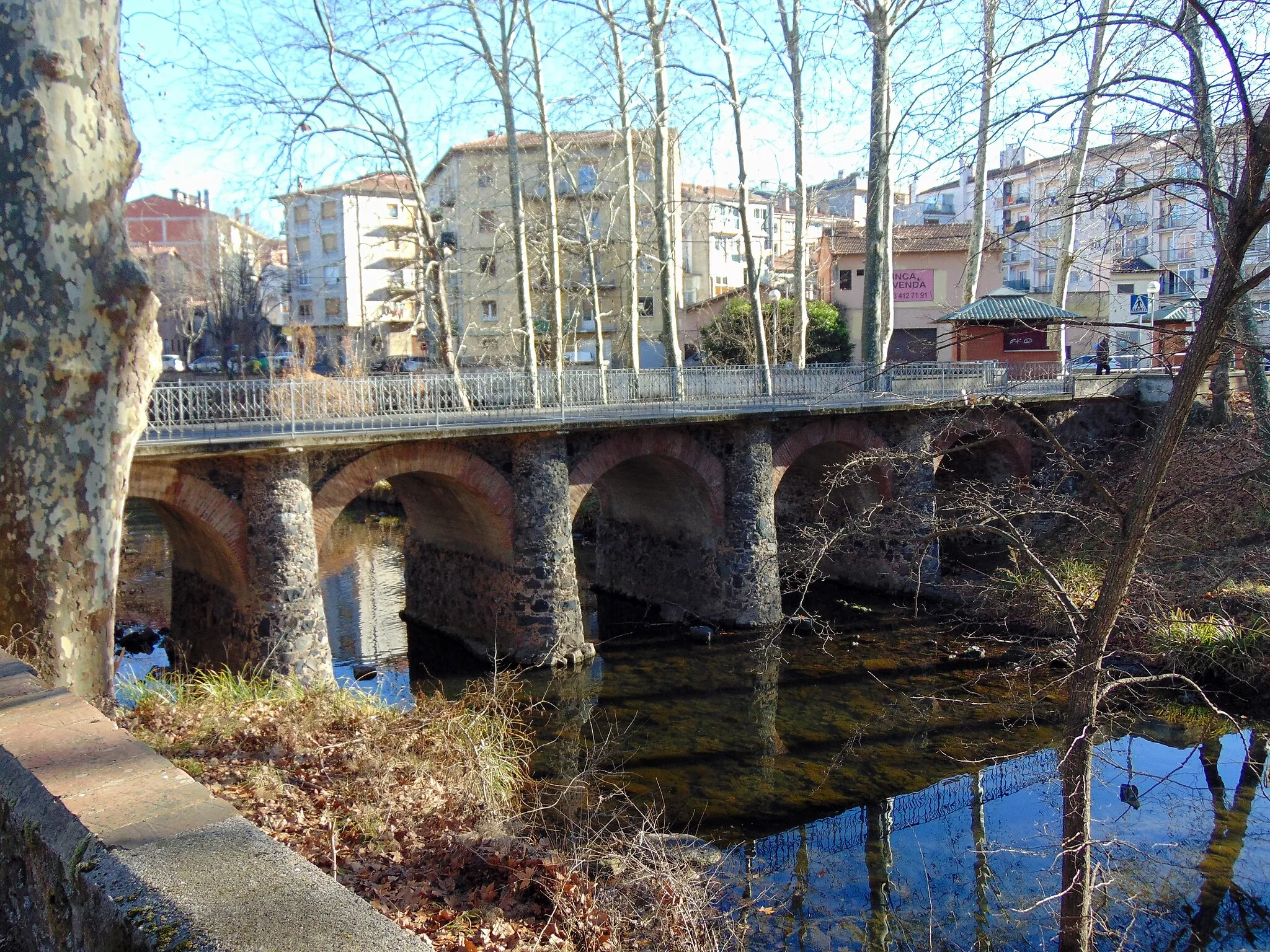 Photo showing: Pont de l'Eruga (Olot)

This is a photo of a building indexed in the Catalan heritage register as Bé Cultural d'Interès Local (BCIL) under the reference IPA-10277.
