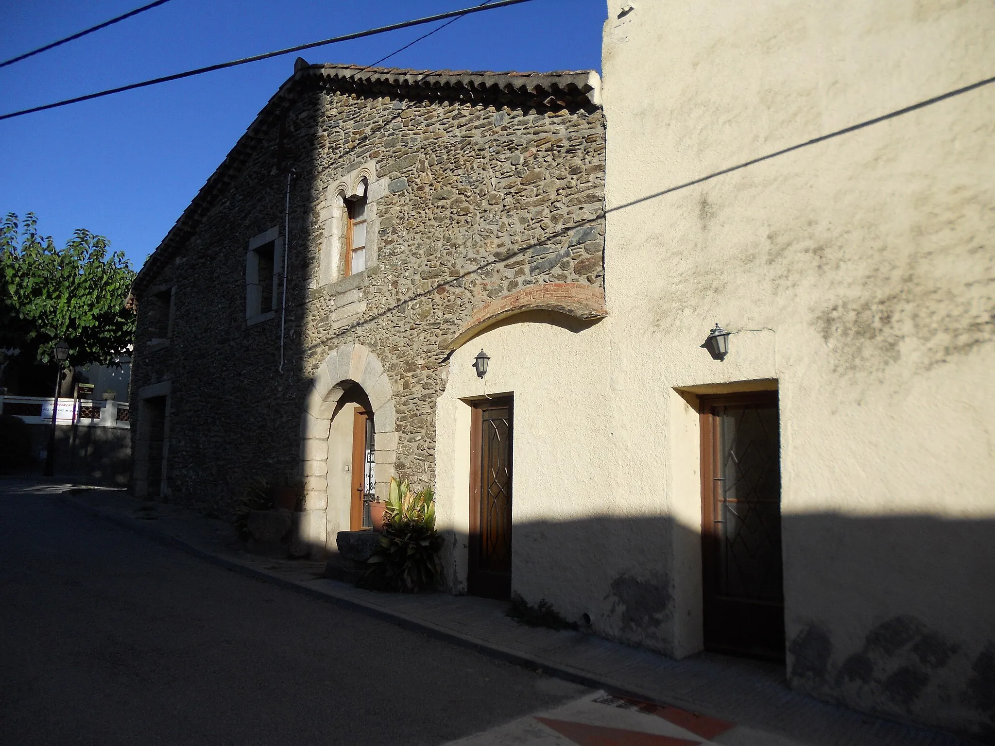 Photo showing: Rectoria vella de l'església parroquial de Sant Joan, al terme municipal de Campins (Vallès Oriental).