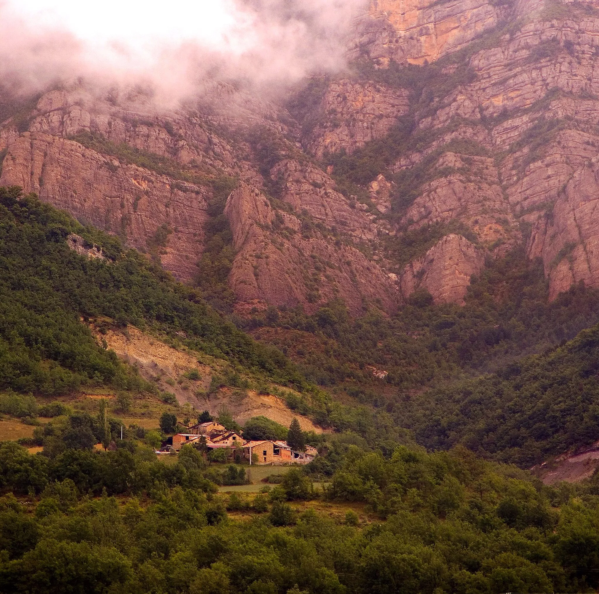 Photo showing: Poble situat a 900 metres d'altitud, en el municipi de Beranui.  Biasques tenia 24 habitants.  A la banda inferior de la carretera  es troben les fonts de Sant Cristòfol.