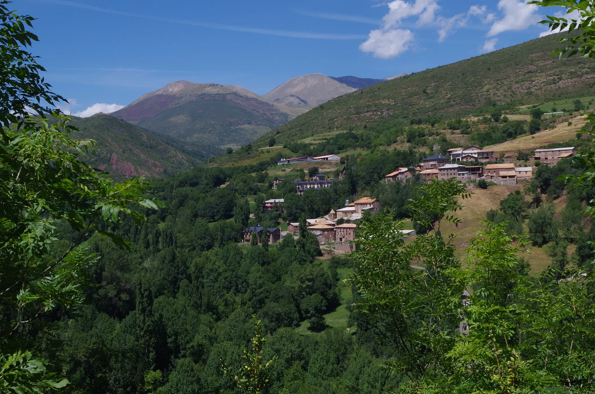 Photo showing: El núcleo de Suils fotografiado desde el camino de Laspaúles a Alins