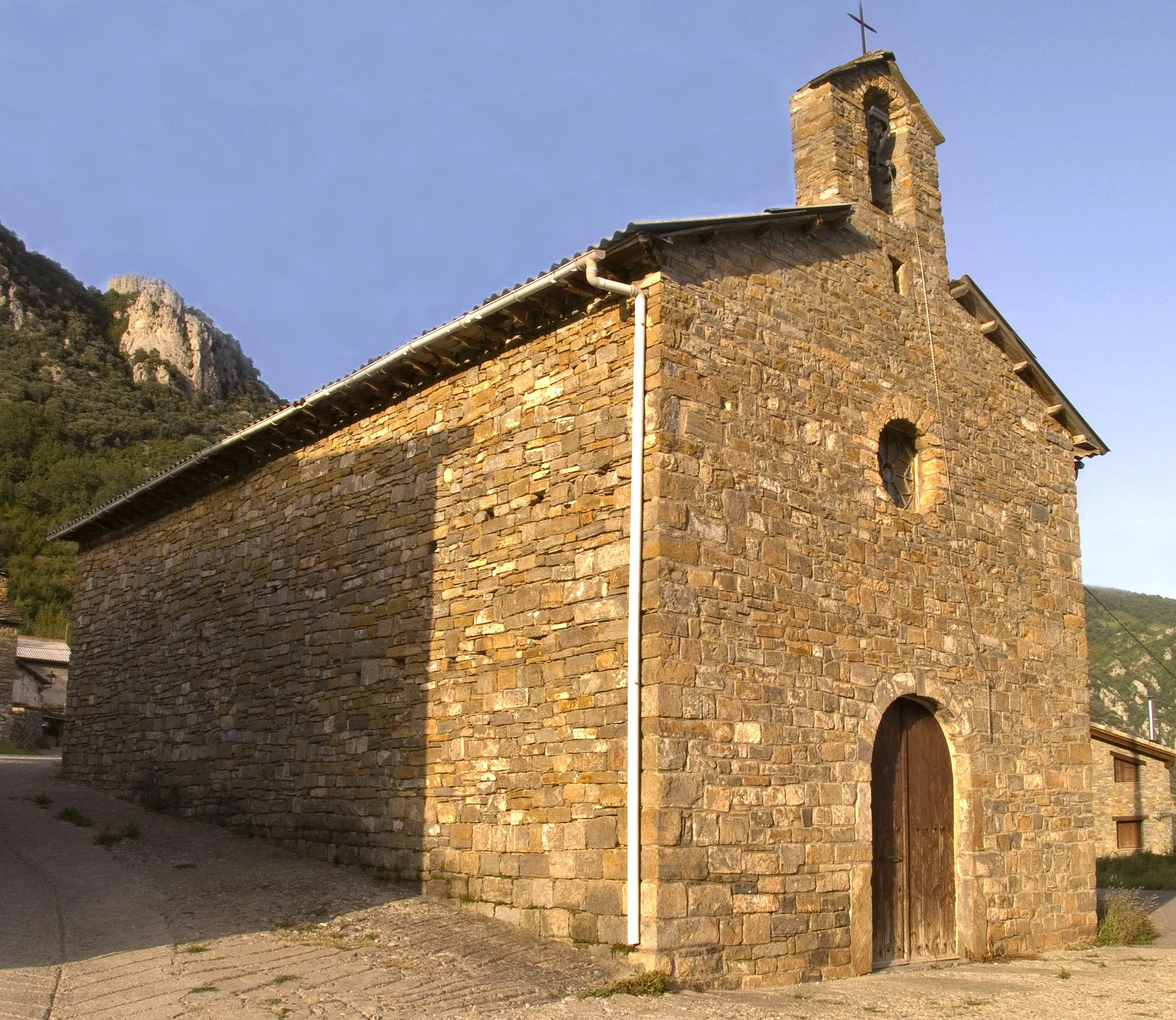 Photo showing: Església parroquial de Sant Esteve, de construcció popular. És del segle XIX. Es van reutilitzar elements d'una construcció romànica, alguns carreus i la pila baptismal. Pertany al municipi de Beranui de la Baixa Ribagorça-Franja de Ponent.