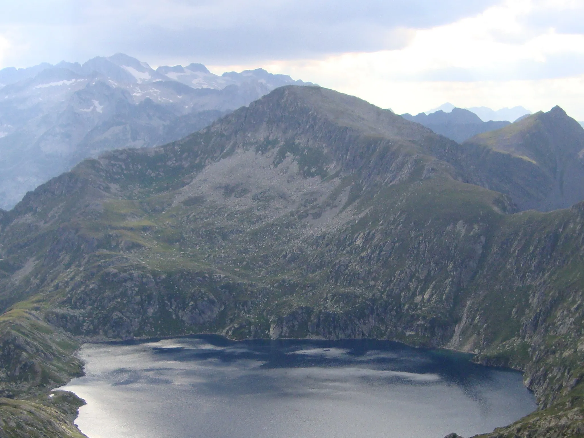 Photo showing: Vista del Pico del Pòrt de Vielha y el Estanh Redon