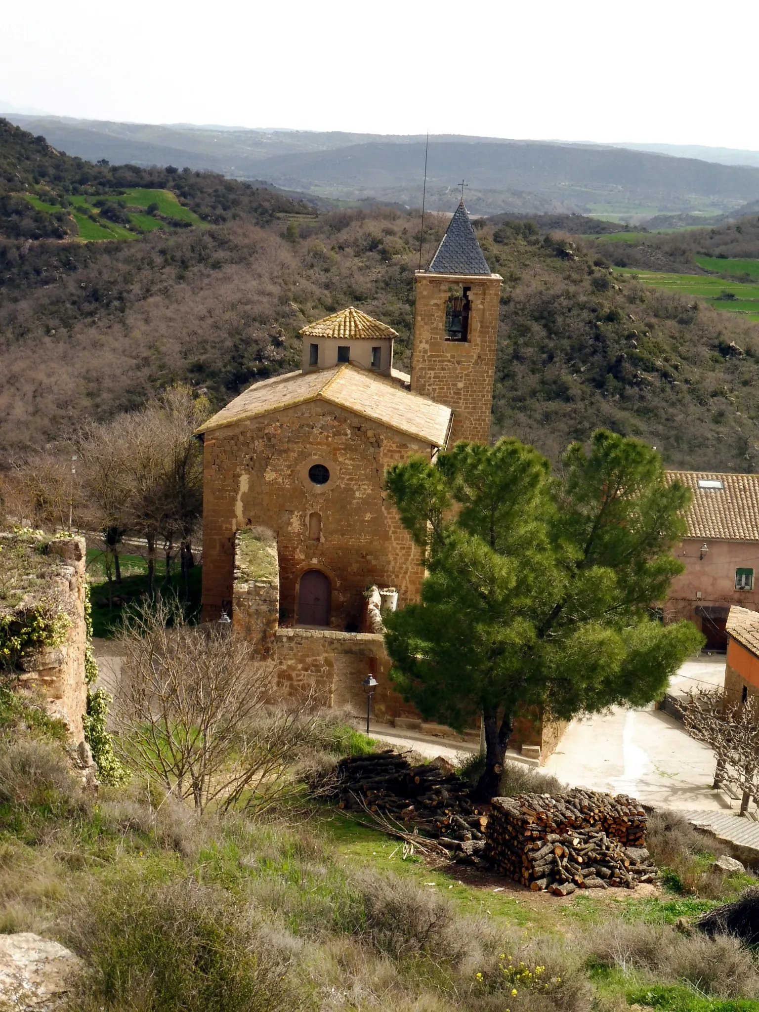 Photo showing: Església de Sant Tirs d'Oliola (Noguera): vista des del castell

This is a photo of a building indexed in the Catalan heritage register as Bé Cultural d'Interès Local (BCIL) under the reference IPA-420.