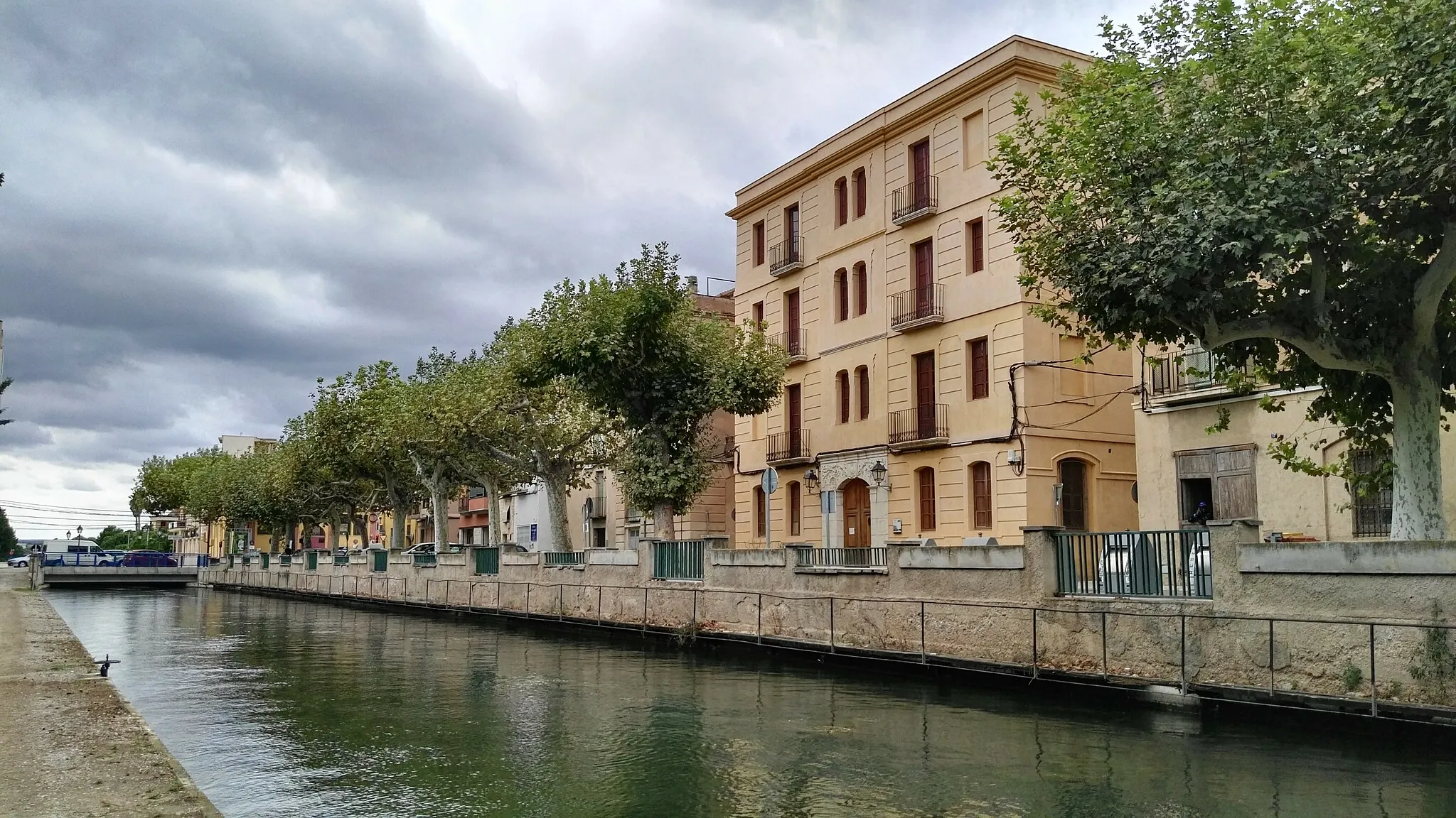 Photo showing: Ajuntament vell de Roquetes, vora el Canal de la Dreta de l'Ebre, Roquetes (Baix Ebre)