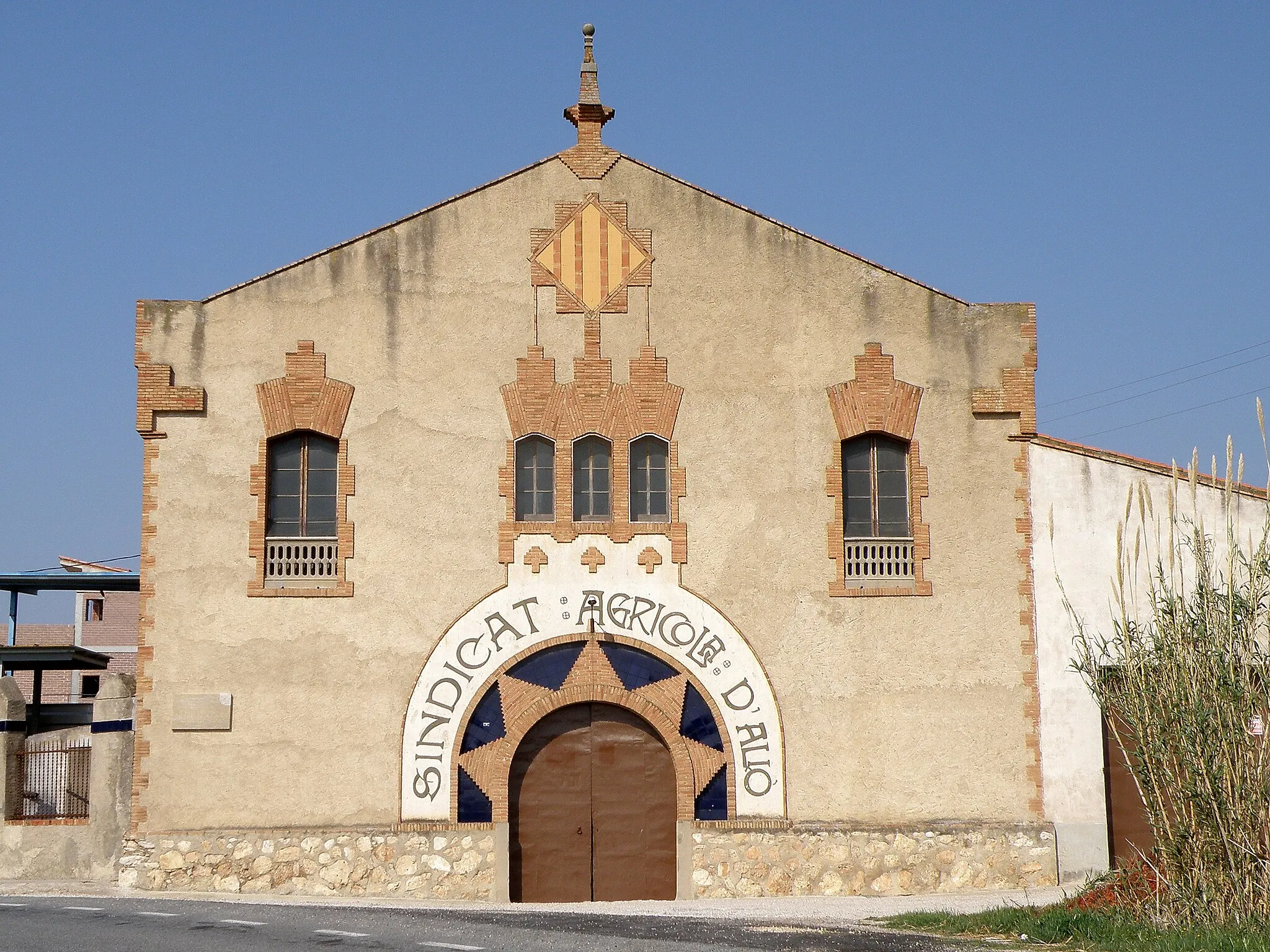 Photo showing: Cooperative building of agriculture in Alió (Tarragona)