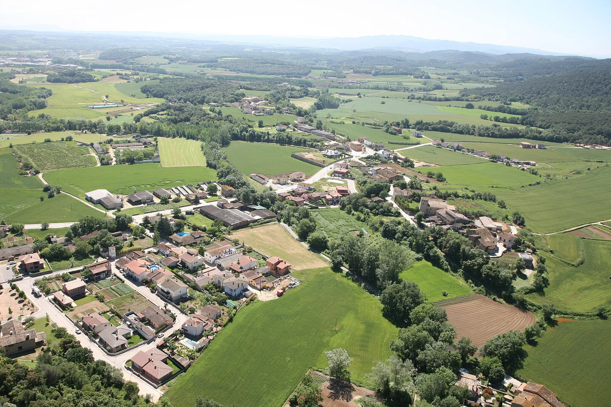 Photo showing: Imatge aèria del 2009 del poble de Camós