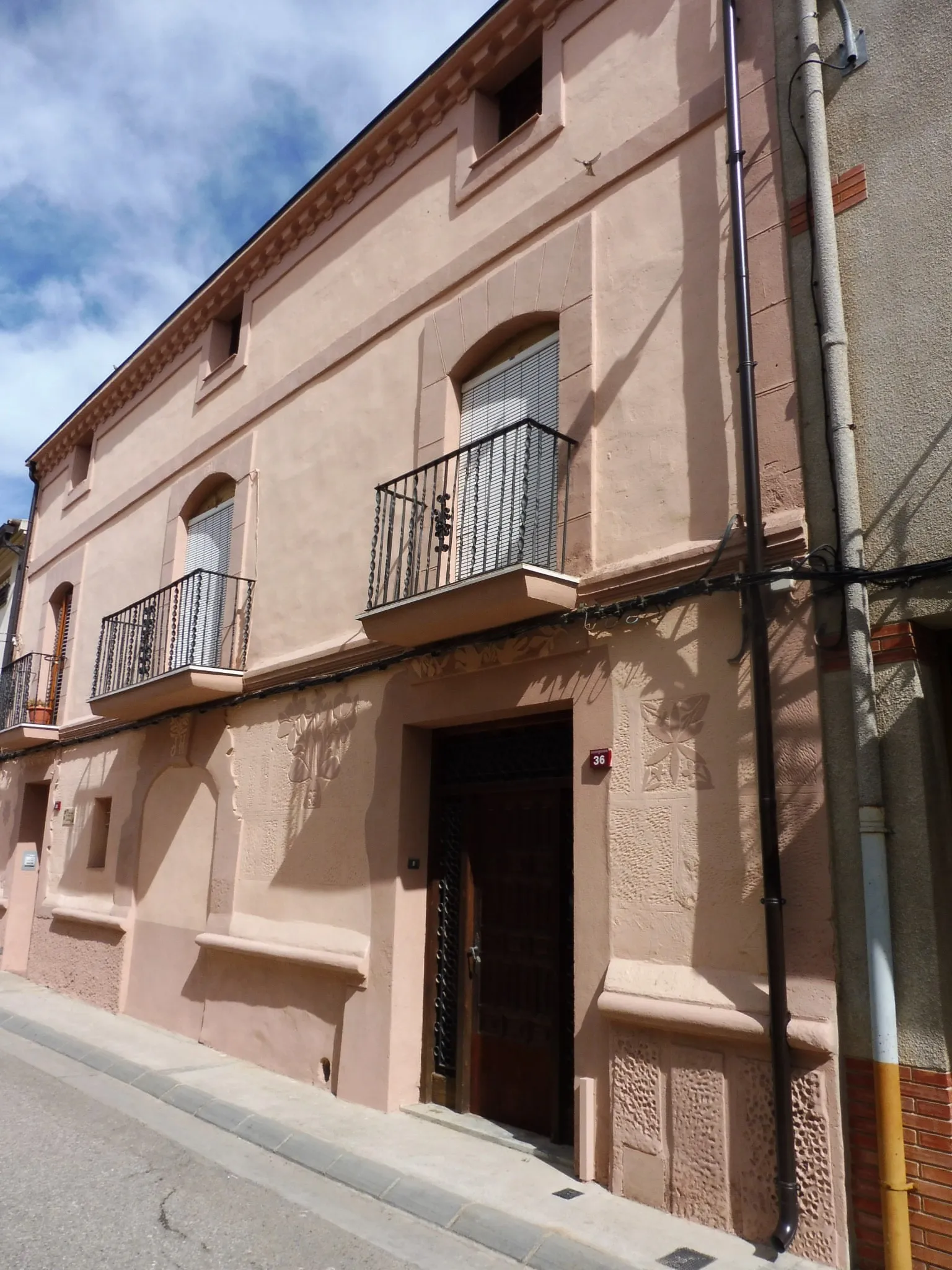 Photo showing: Habitatge al carrer del Forn, 35 de Torrelameu

This is a photo of a building indexed in the Catalan heritage register as Bé Cultural d'Interès Local (BCIL) under the reference IPA-22347.