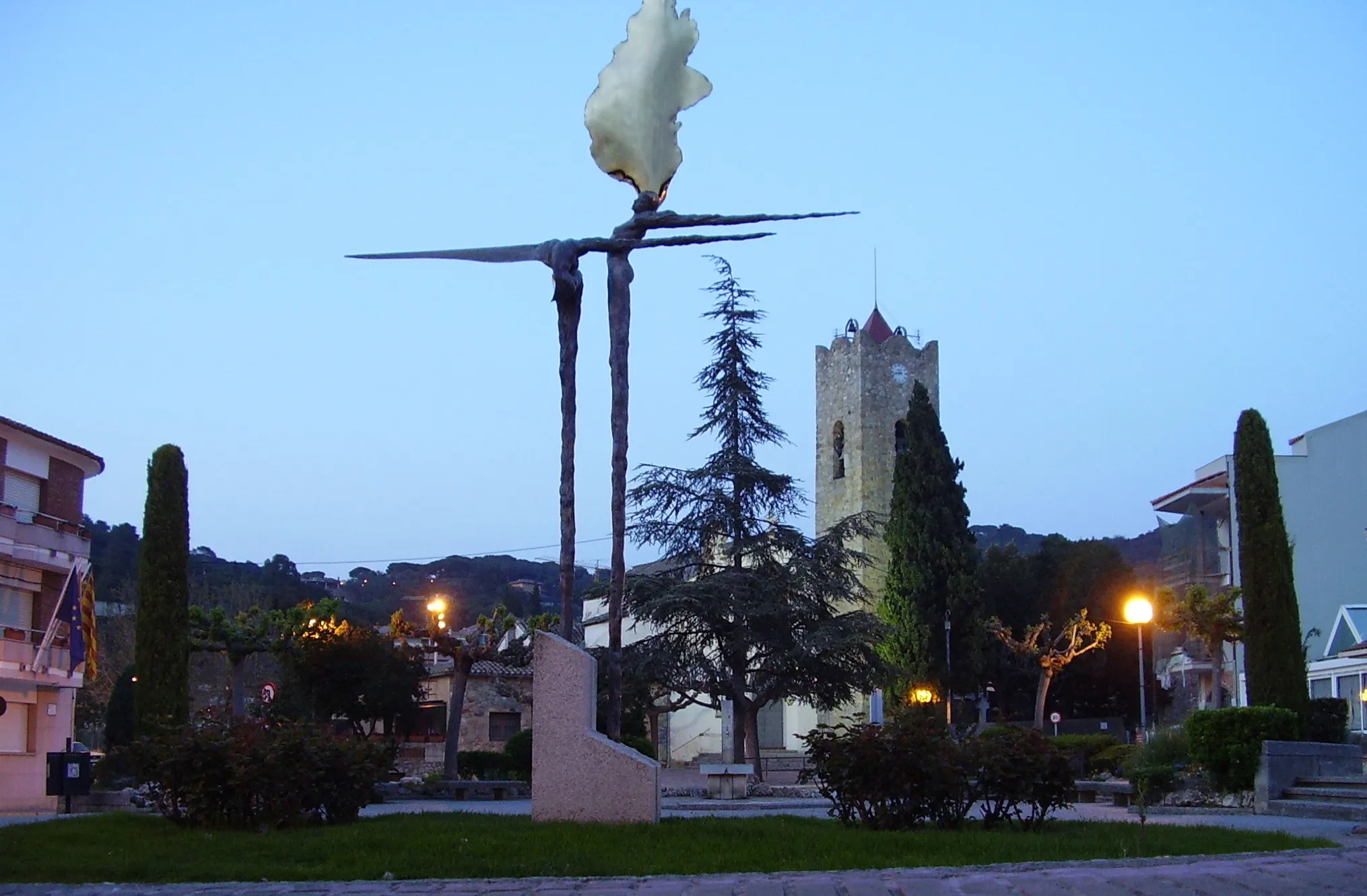 Photo showing: Vallromanes, la plaça de l'Església. L’Alba i el capvespre' by Josep Bofill, 1989.