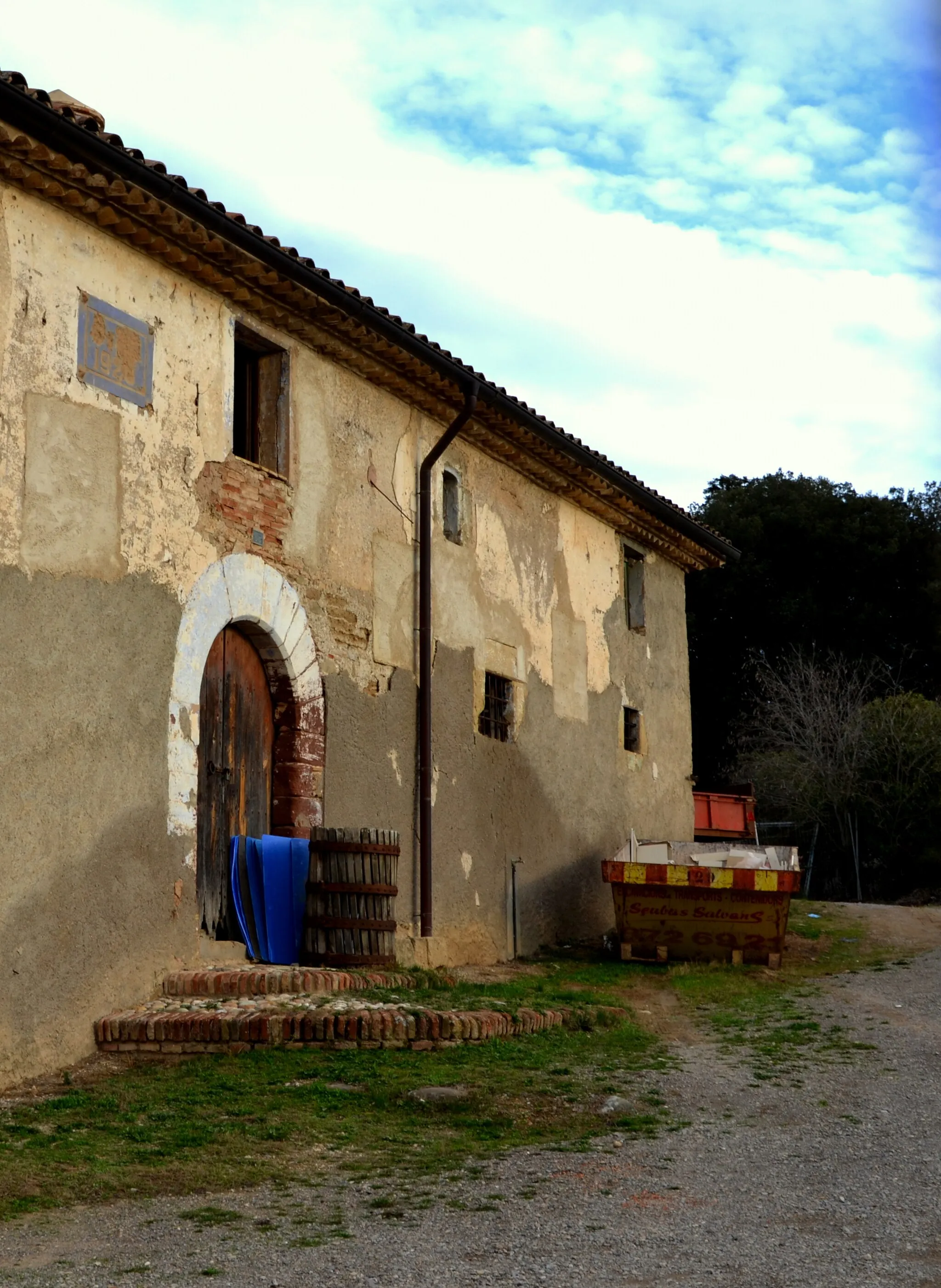 Photo showing: Aquesta era una de les propietats més grans de la parròquia de St. Joan Samora. L'edifici principal és de planta rectangular i consta de planta baixa i pis, amb la coberta de teules àrabs a dues aigües i el carener paral·lel a la façana principal, orientada a migdia. La porta principal és de mig punt adovellada i dóna accés a la cuina amb un foc de rotllo amb escons, amb xemeneia octogonal sustentada sobre quatre petxines d'obra, recentment restaurada. Als fogons de la cuina hi ha un pany de paret fet de rajoles de mostra policromades. L'escala d'accés al primer pis duu a una gran sala amb habitacions als costats. Al paviment de la sala hi ha un forat o espiell per veure qui entrava a la casa des de la planta pis. A la façana hi destaca un rellotge de sol i la data de 1920, que assenyala la darrera restauració o reforma.
Observacions: Als patis posteriors hi ha diverses plataformes de pedra amb motllures per a pedres de molí. També hi ha una cisterna de recollida d'aigua de pluja i diversos annexos, alguns dels quals s'estan reconstruint perquè s'havien ensorrat.
L'origen de la casa Gran és la unificació de les propietats de Can Canals i de Can Ràfols, quan a l'any 1641 en Miquel Canals compra a Joan Ràfols la finca. La primera referència de Can Canals es remunta a 1453 i es manté a la mateixa família fins que a l'any 1704, Pau Canals ven a Ramon Avella de Subirats tots els masos i terres

En un capbreu de l'any 1513 fet per Miquel Canals es pot llegir "lo mas ses cases, la peça de terra qui és dins ses parets, lo mas derruït nomenat lo mas mora ab una gran peça, una peça de terra, l'altre peça gran, los farreginals, lo mas de ses tres? (o tries), la peça nomenada de sareell, altre peça de terra prop lo mas roig, la peça prop lo mas pinyana, la peça de pertinències del mas des puig, los domenys, la peça nomenada honrada, la part del vall, la peça nomenada des cocó, la casa den tortosa ab una peça contigua, una petita peciola de terra". L'any 1513, Joan Ràfol capbrevà: "los masos Mir y Vendrell, la peça del hort den Miró, la peça bosca, altre peça de bosch appellada formàs, la peça qui és den Pere Martí, una peça de terra de pertinències del mas Viver".