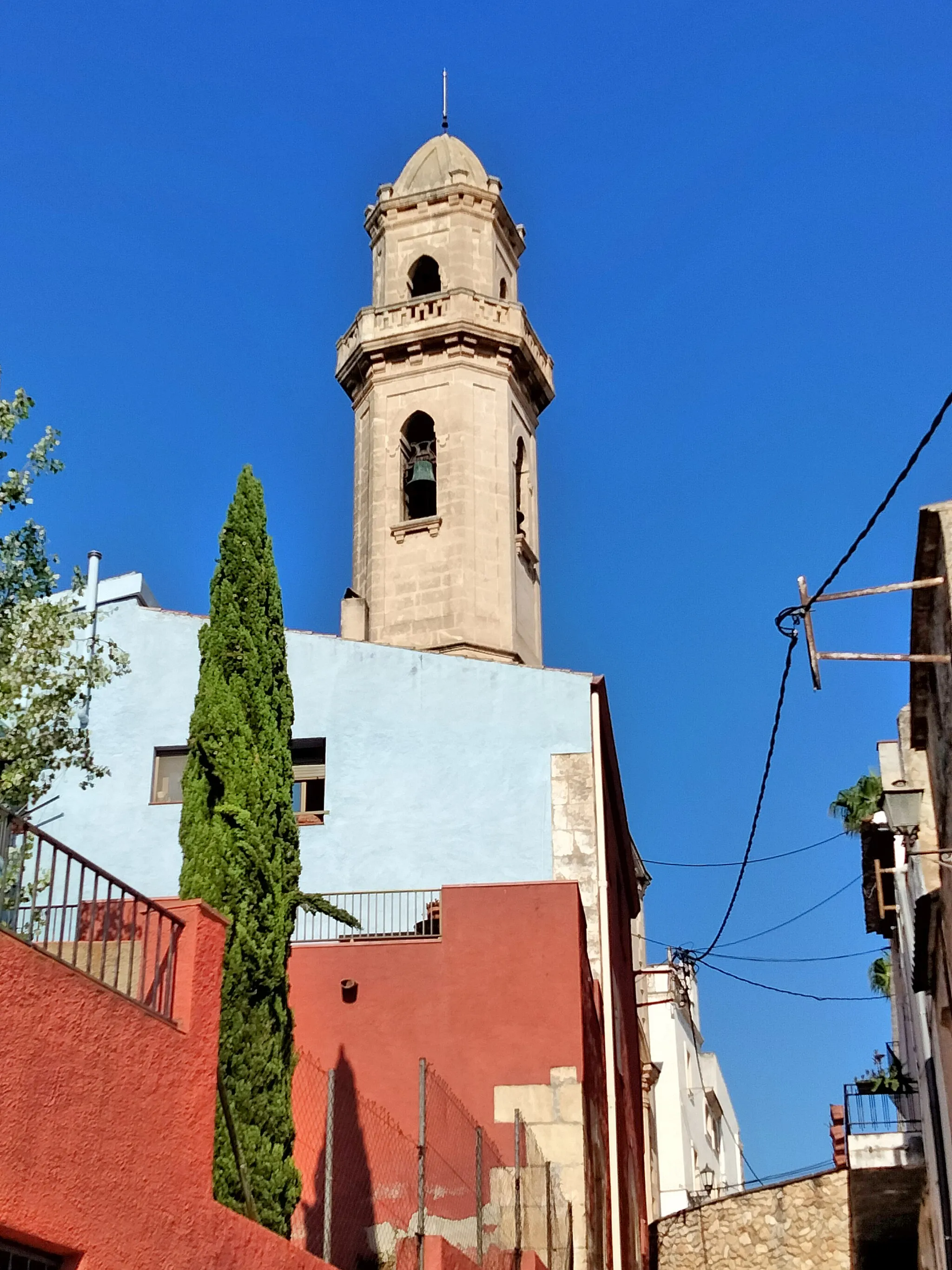 Photo showing: Campanar de Sant Bartomeu (Roda de Berà), des del carrer de l'Església