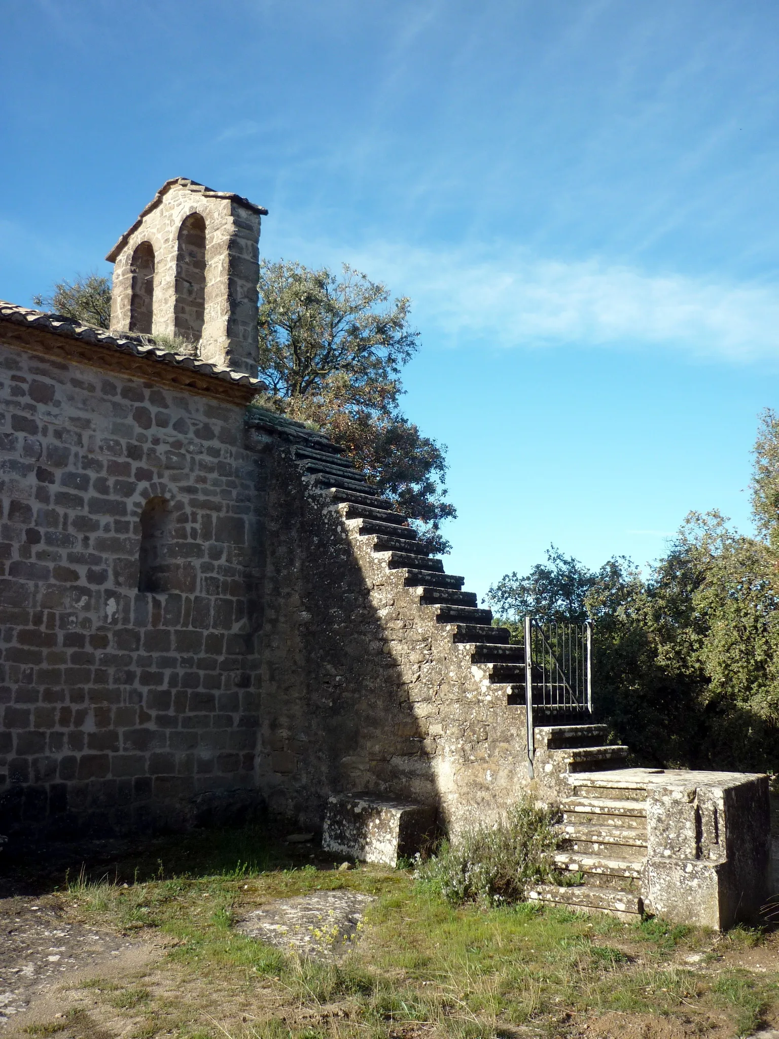 Photo showing: Església de Sant Salvador de Sant Just Joval (Olius): escales exteriors