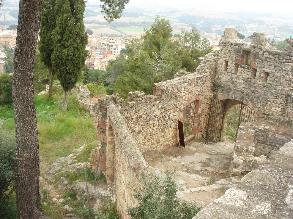 Photo showing: Entrada inferior al castell nord-oest