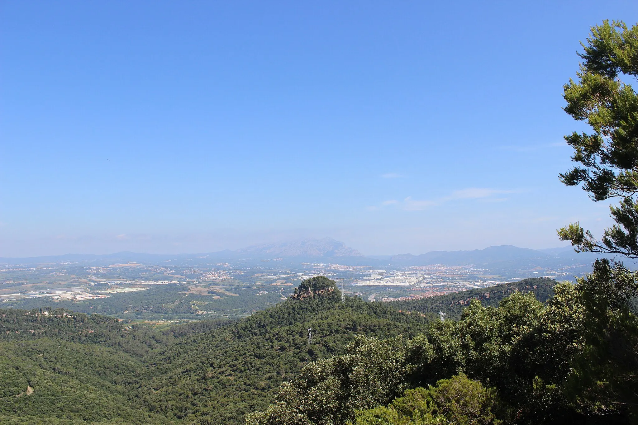 Photo showing: Vista del Turó del Castell amb el pla i el massís de Montserrat al fons