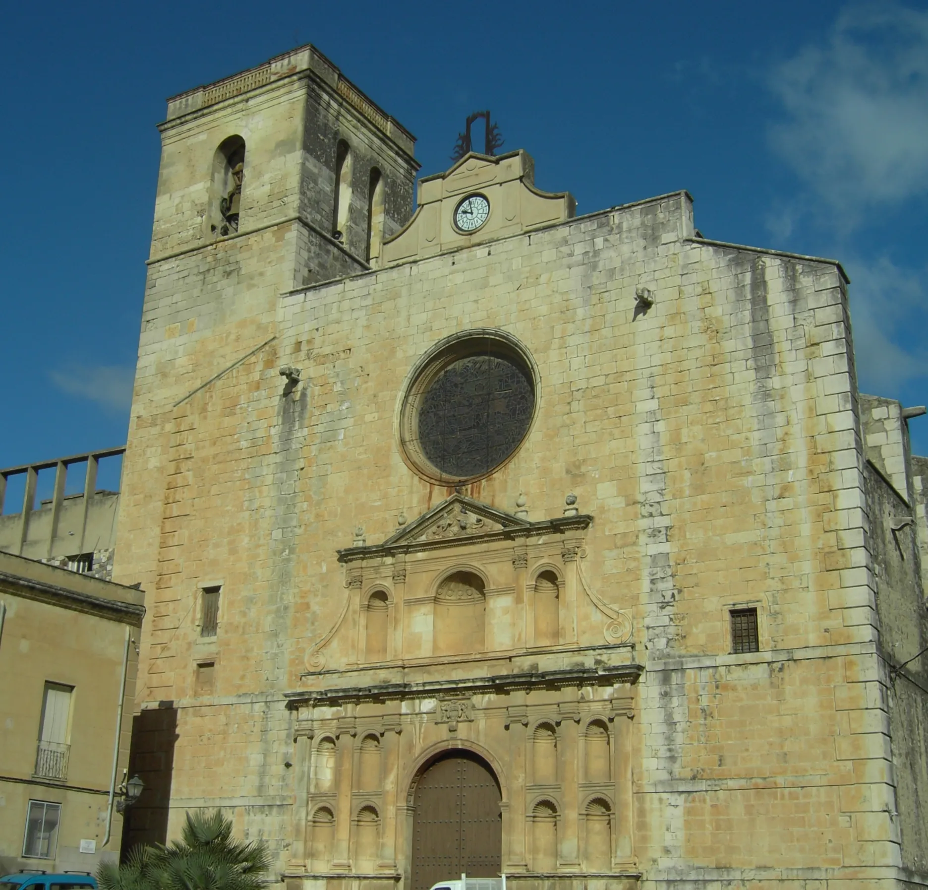 Photo showing: Saint James church and Church Square in Riudoms