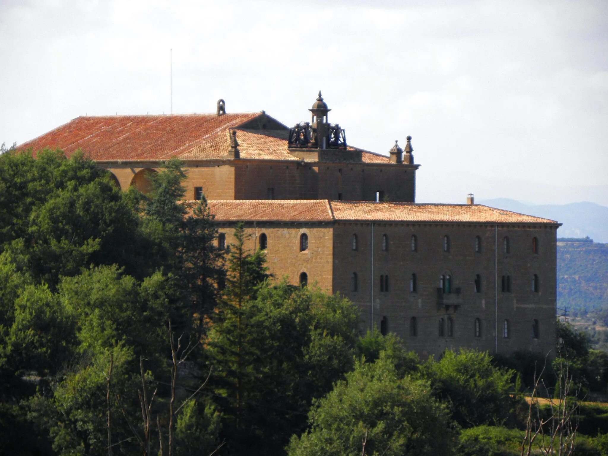 Photo showing: El monestir del Miracle (Riner, Solsonès) vist des de la banda de llevant amb les noves campanes.