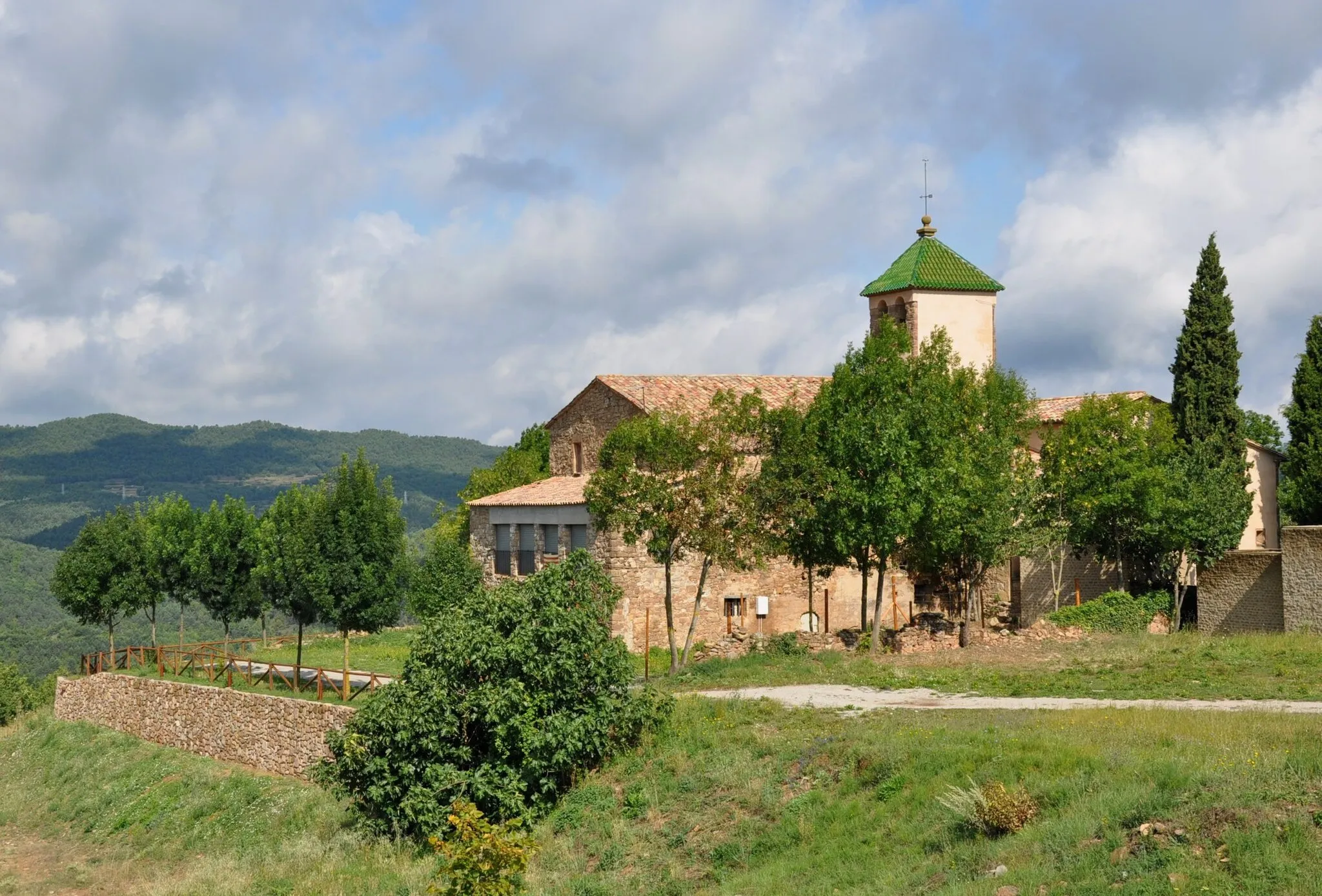 Photo showing: Church of St. Quiricus and St. Julietta of Muntanyola (Comarca of Osona, Catalonia, Spain). This is a 17th century church, built and decorated with the simple yet rich forms of the Spanish Baroque. Eight centuries earlier a first church was built in this location.