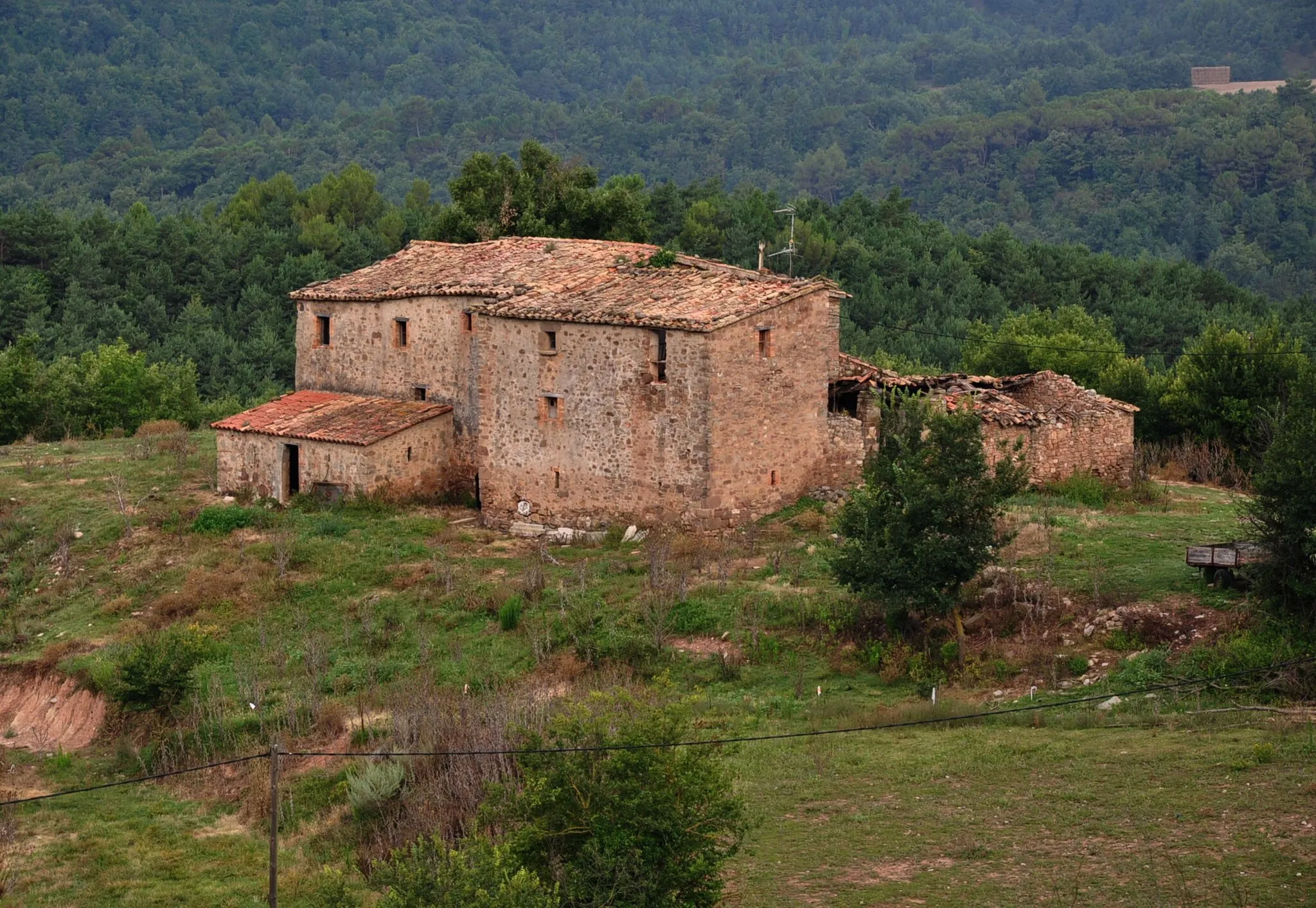 Photo showing: Vilardell farm in the municipality of Muntanyola (comarca/district Osona, Catalonia, Spain). Altitude 723 m. Location 41°53'14.69" N, 2°11'2.38" E.