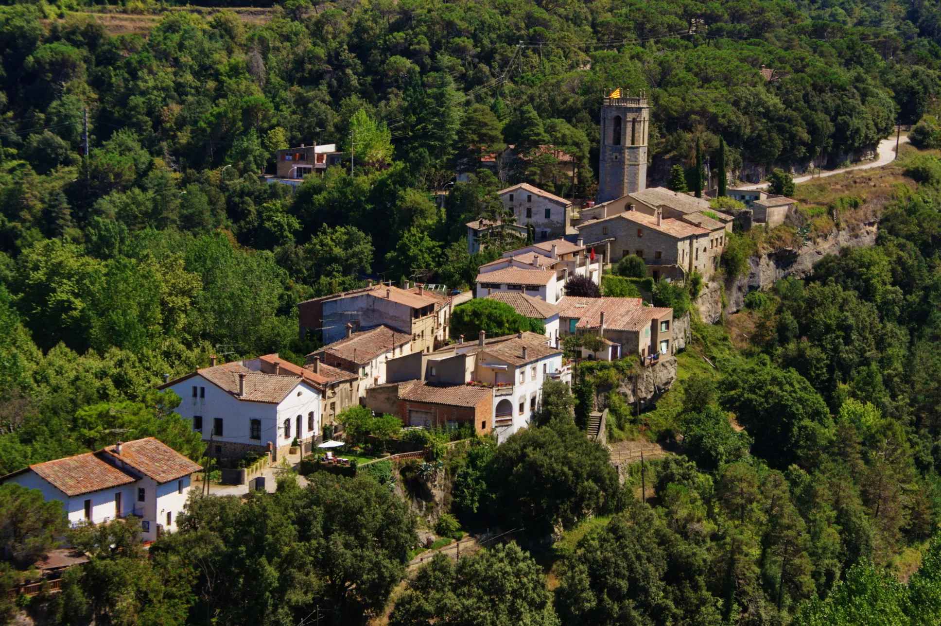 Photo showing: Església parroquial de Sant Quirze Safaja, amb tot el poble sobre la carena