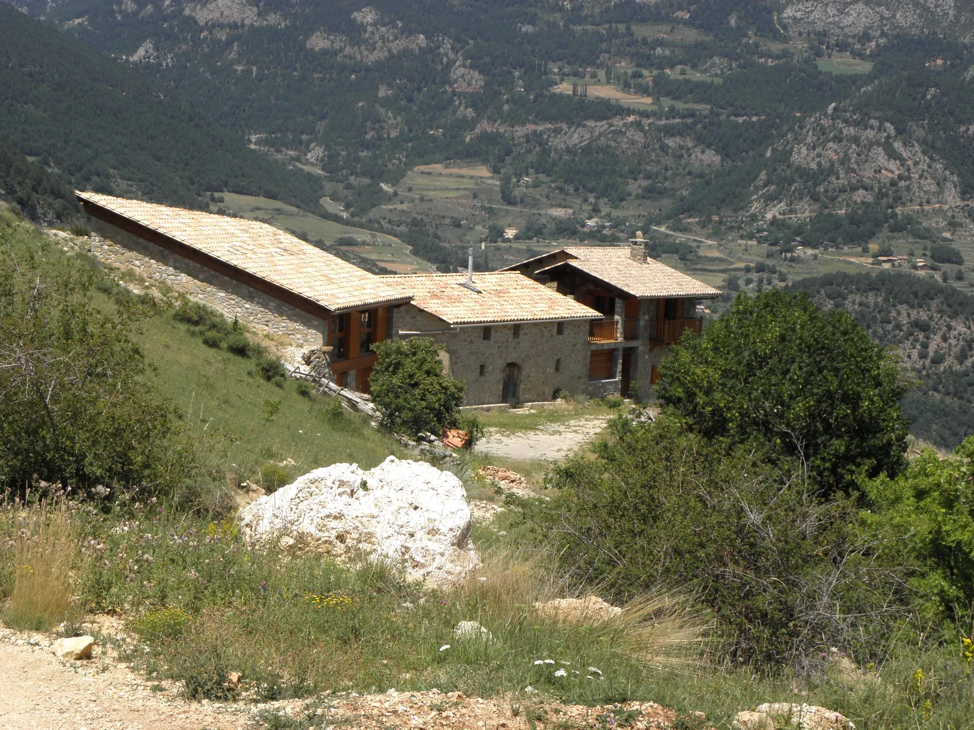 Photo showing: La masia de Ca l'Andal (municipi de la Coma i la Pedra), al poble de la Coma, a la Vall de Lord (Solsonès)
