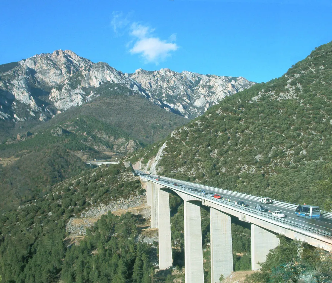 Photo showing: Serra de Moixeró i viaducte de Bac de Diví, Bagà, Berguedà