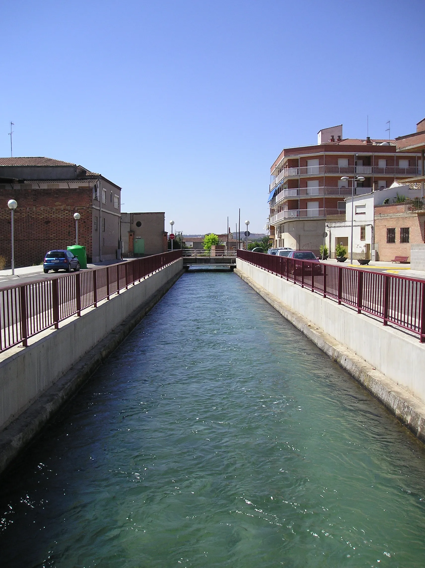 Photo showing: Canal de Pinyana en su paso por la localidad.