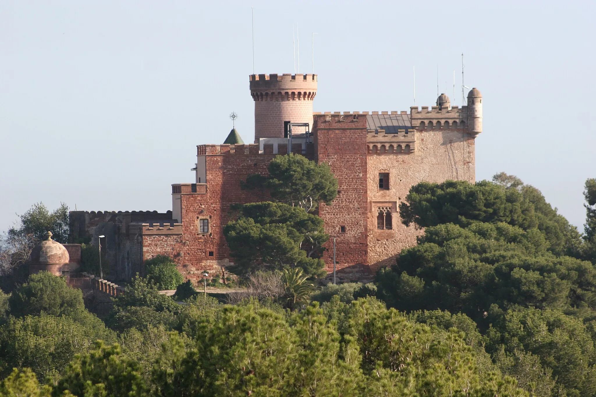 Photo showing: Castle of Castelldefels (Barcelona, Catalonia, Spain). Despite its construction started in the second half of the tenth century, its current appearance corresponds to a renovation of the 1550 (red castle) and a new body (white) built from the second half of the seventeenth century until the second half of the eighteenth.