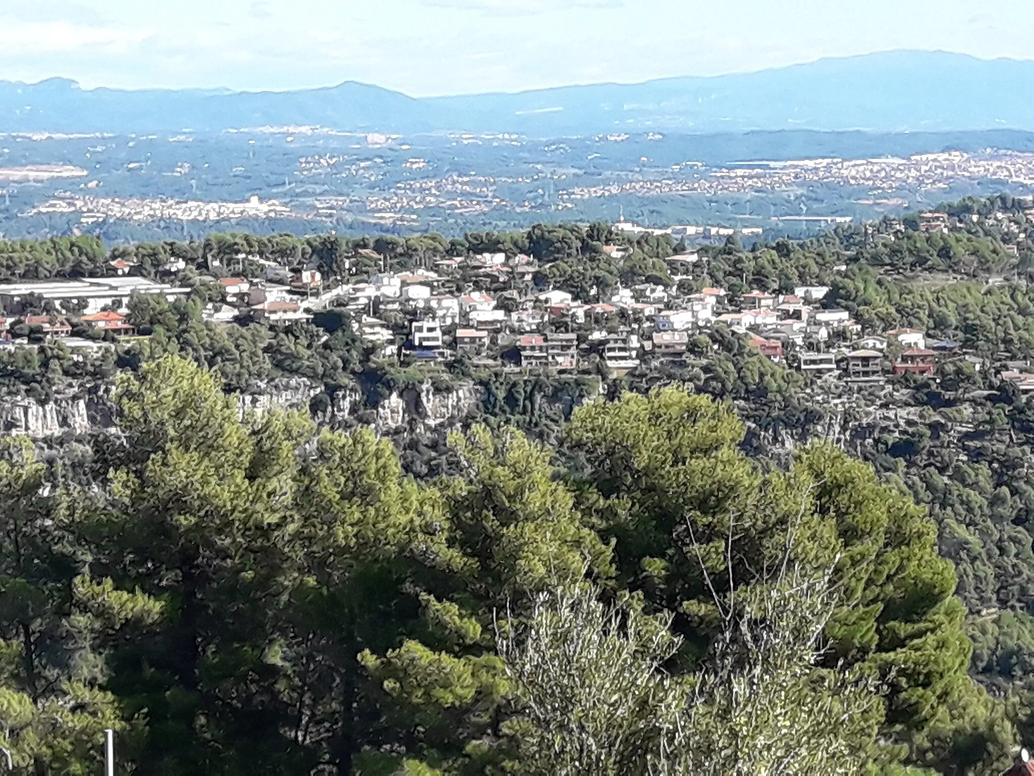 Photo showing: Vista des del carrer del Nord de la urbanització Puigmontmany, a Cervelló.