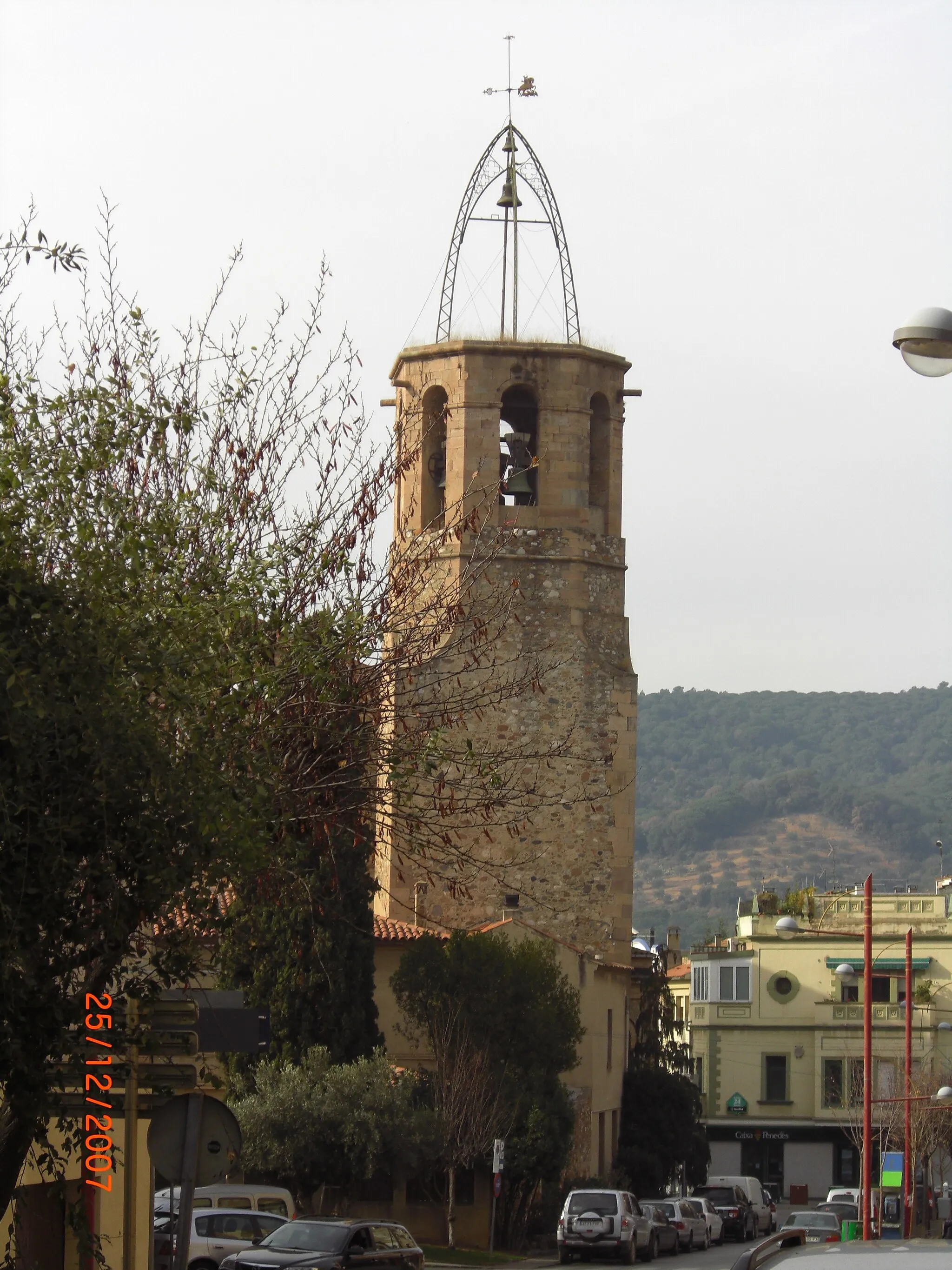 Photo showing: El campanar de l'església.