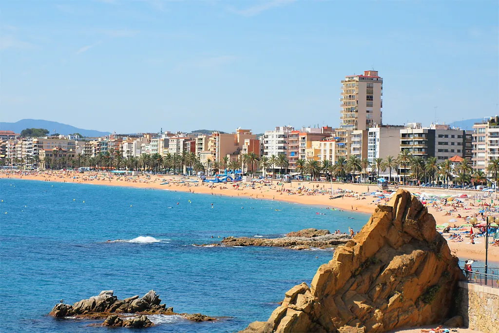 Photo showing: A view of main beach in Lloret de Mar