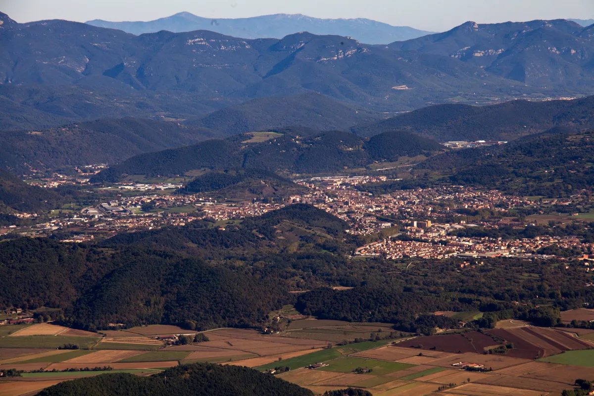 Photo showing: La vila d'Olot vista des del Puigsacalm