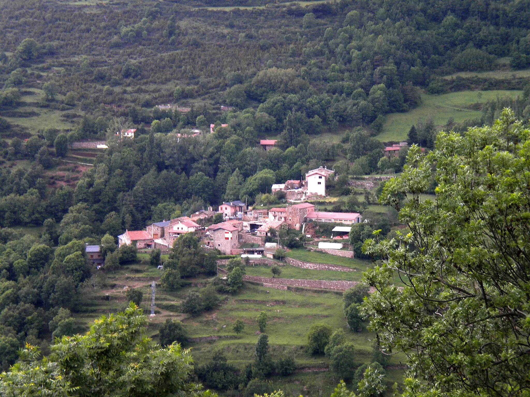 Photo showing: Vista del poble de Batet des del Bosc de Ribes, al terme municipal de Ribes de Freser, al Ripollès.