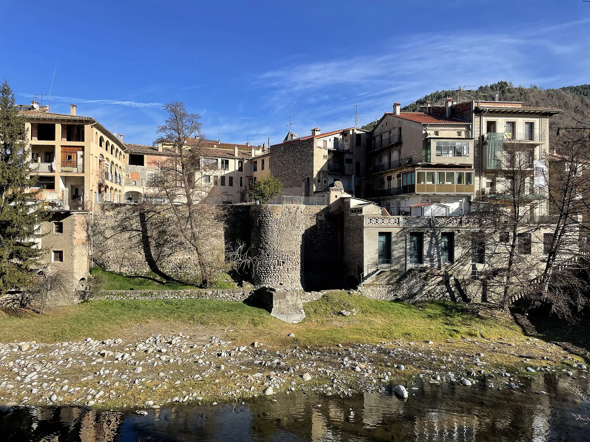 Photo showing: Restes de la murada de Ripoll i del canal de l'Arquet vist des del Raval de Barcelona.