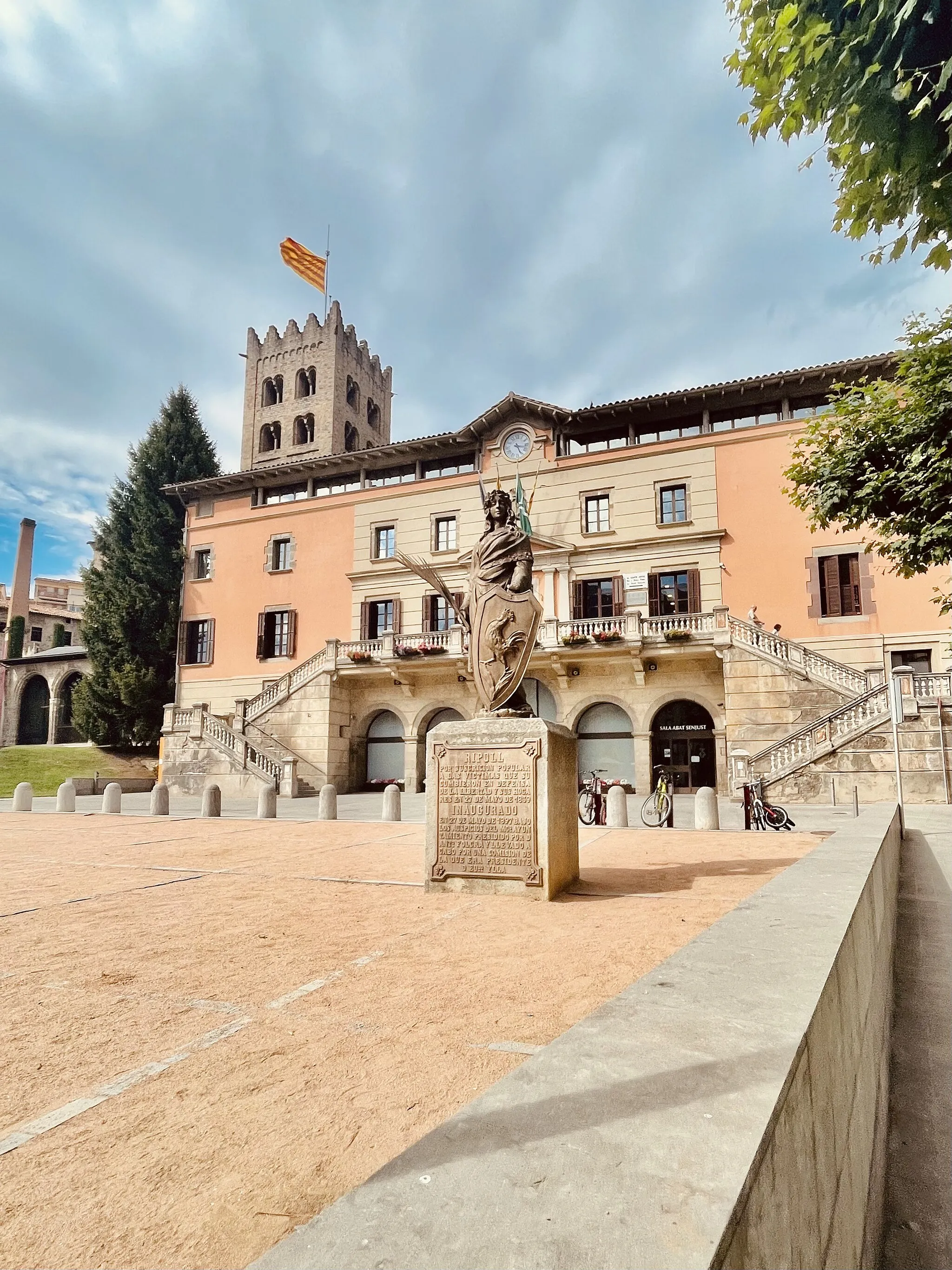 Photo showing: Casa de la Vila de Ripoll i monument del 27 de Maig.