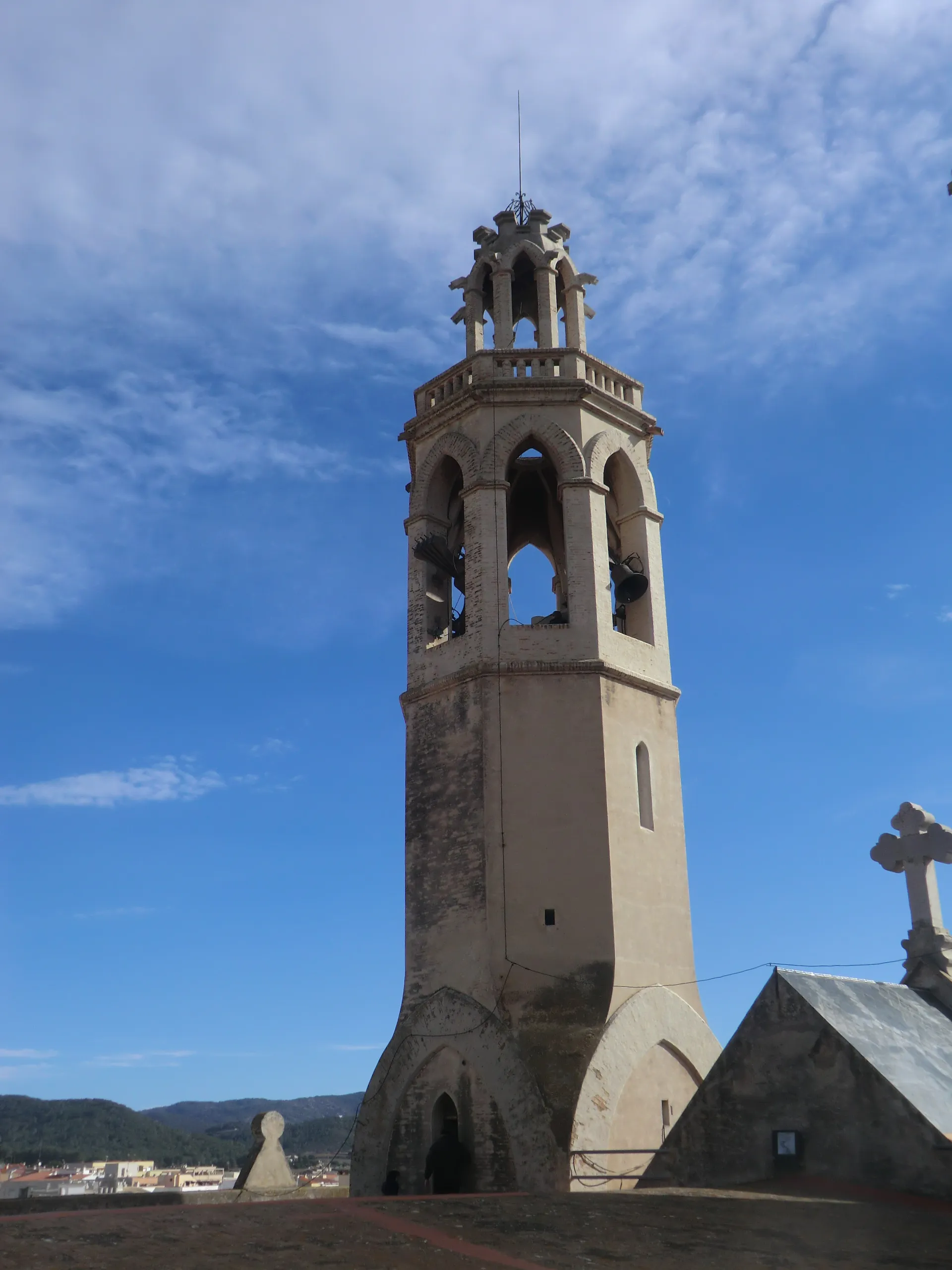 Photo showing: Campanar de l'església de Sant Pere de Ribes