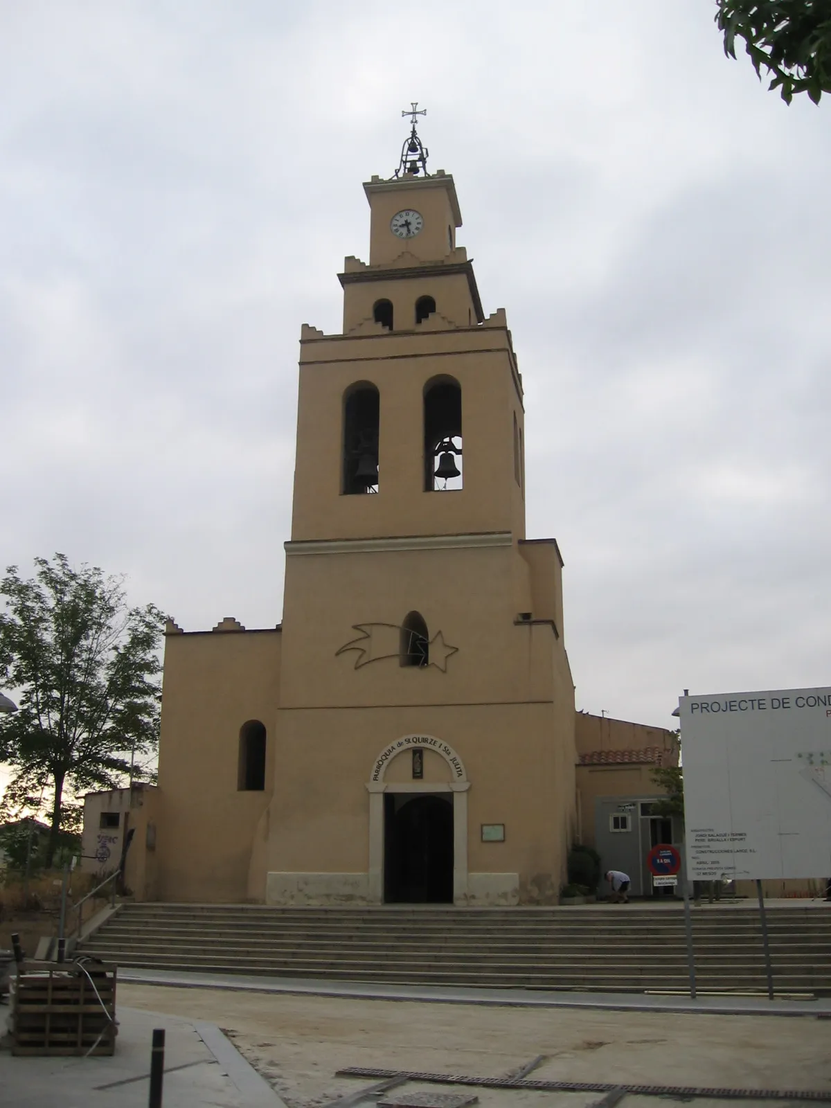 Photo showing: Parroquia, entrada principal.