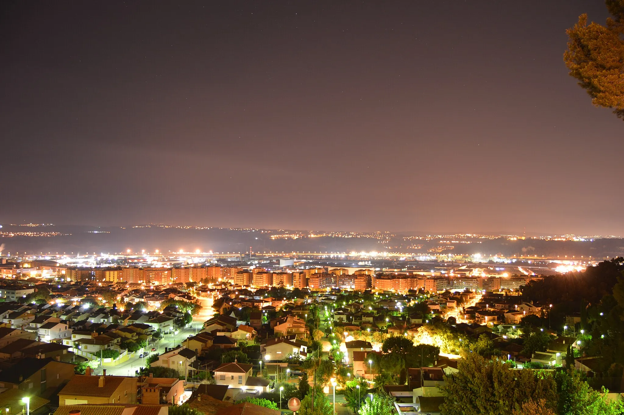 Photo showing: Vista nocturna de sant andreu de la barca