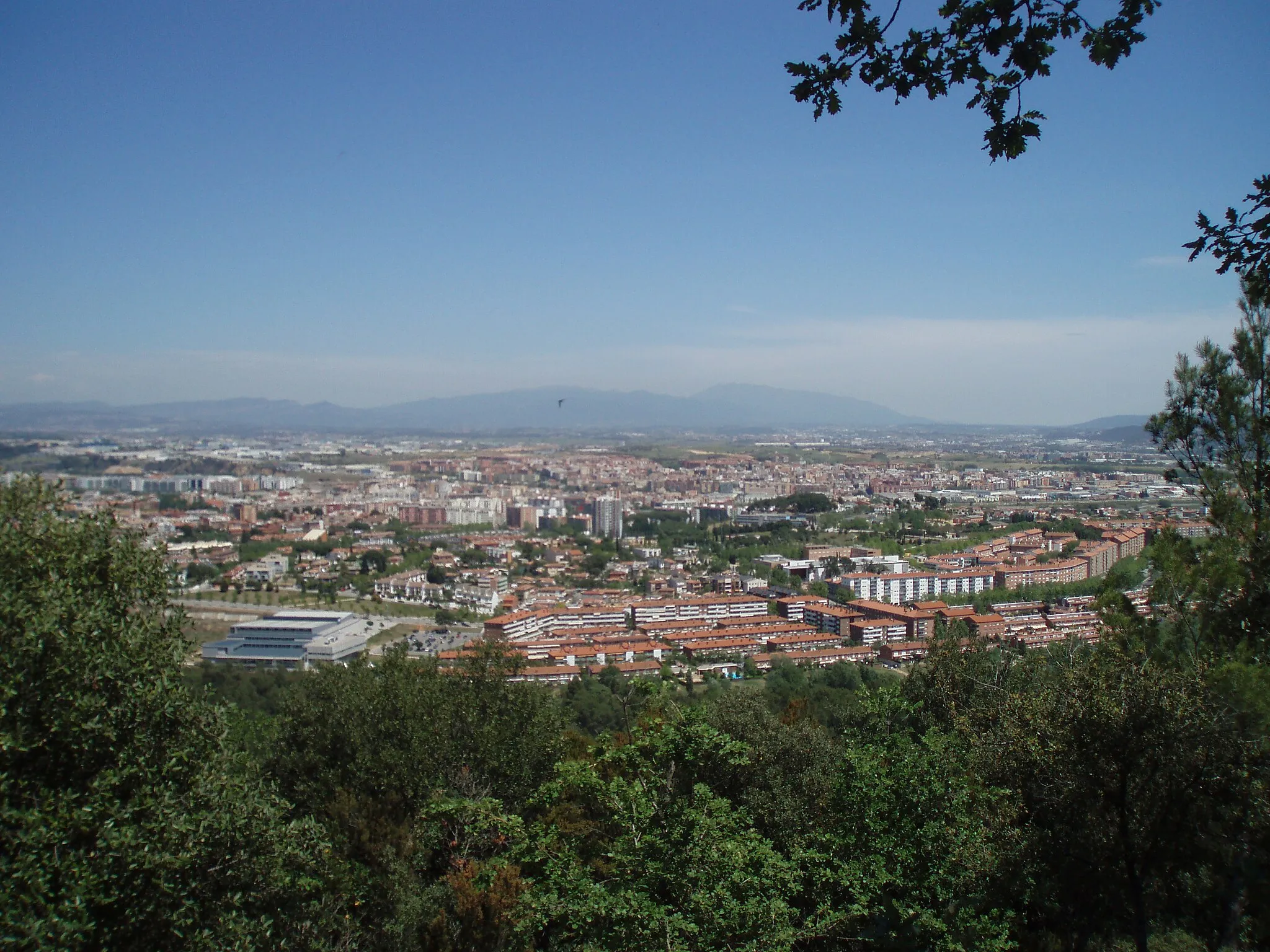 Photo showing: Foto de les vistes de la plana del Vallès (Occidental) des del Puig de la Guàrdia (Cerdanyola del Vallès)