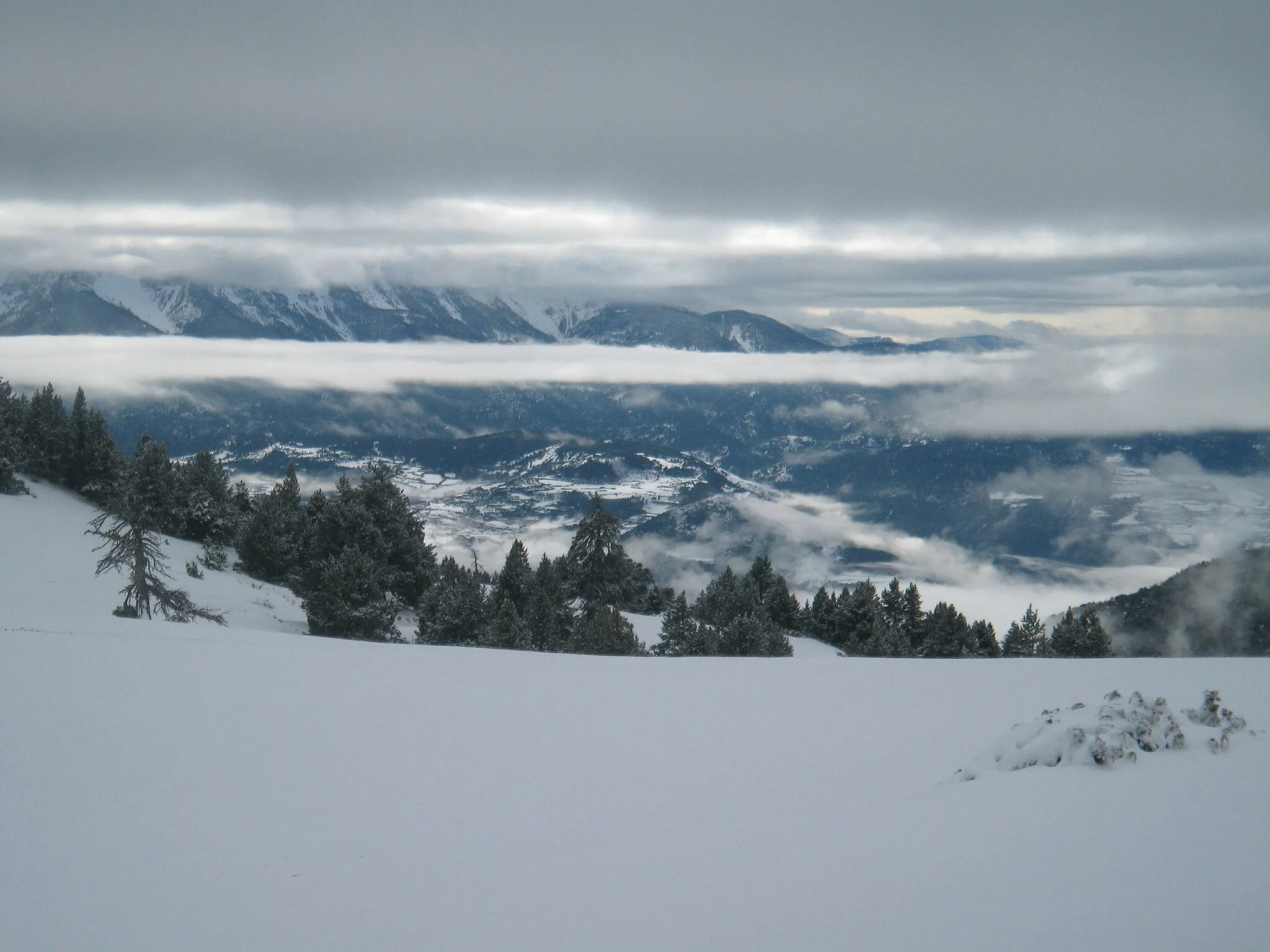 Photo showing: Panoràmica de l'Alt Urgell i la Cerdanya des d'un prat a l'estació d'Aransa (Lles de Cerdanya)