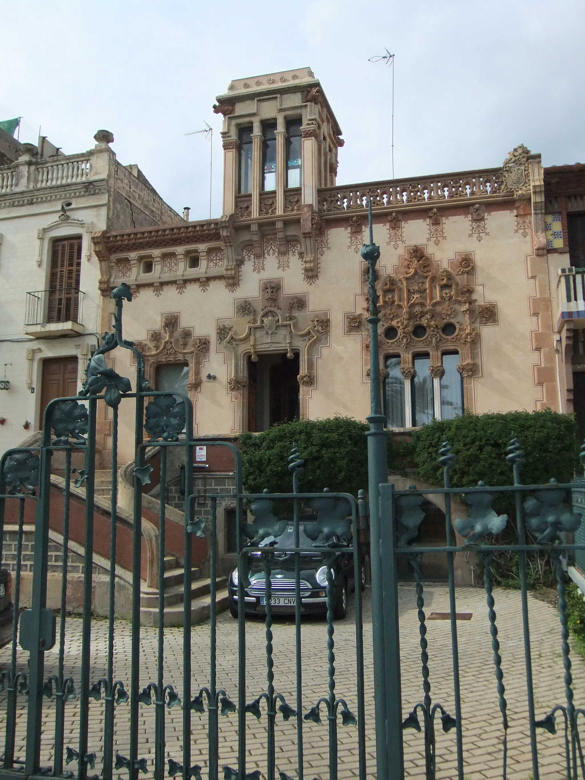 Photo showing: Bassa house. Eduard Ferrés i Puig, architect. St. Pau street, 3-4. Vilassar de Mar.