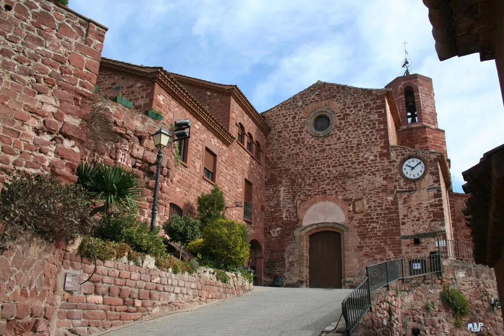 Photo showing: Zona de l'antic castell de Corbera (Baix Llobregat). Al fons, l'església parroquial de Santa Maria, a la seva dreta la rectoria construïda amb les ruïnes del castell, i al costat les restes d'una torre.