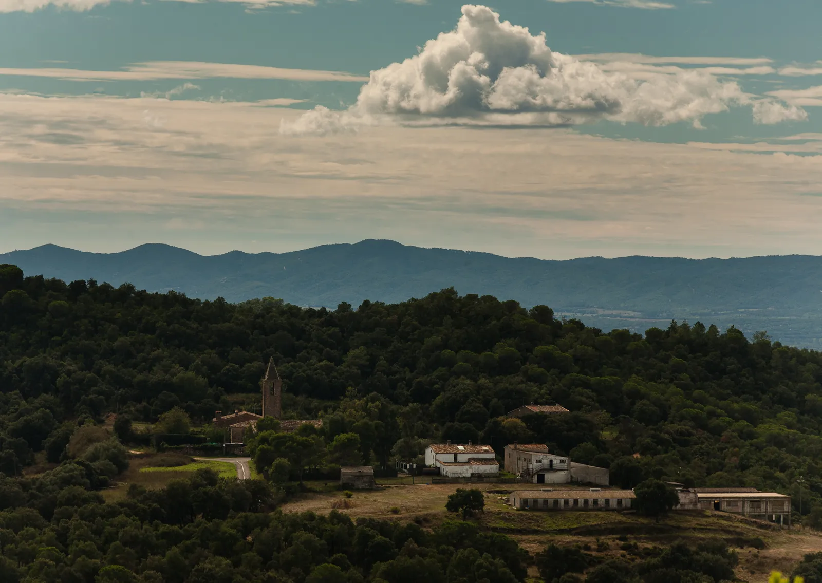 Photo showing: Vista de la ubicació de l'Esglèsia de Sant Mateu de Montnegre (Quart), a les Gavarres.