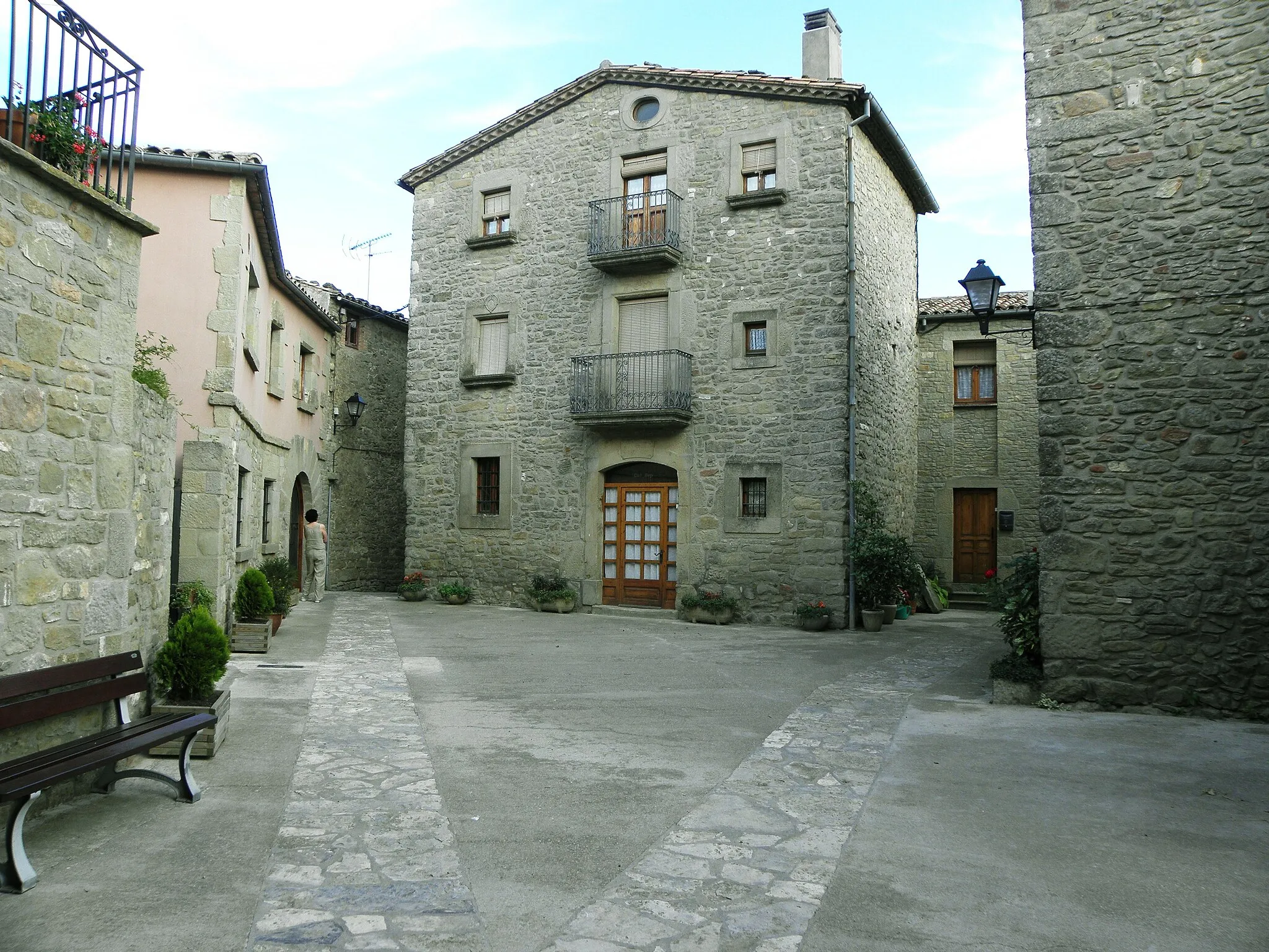 Photo showing: La plaça major de Prades de la Molsosa (La Molsosa, Solsonès) vista des del costat nord.